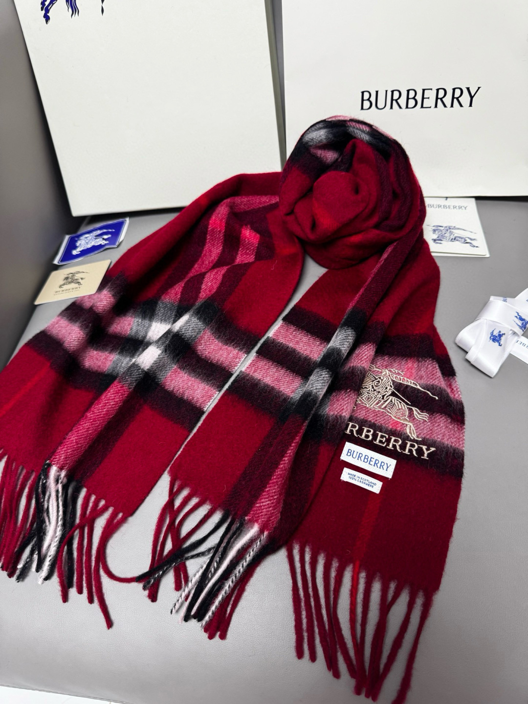 P170 🆕【酒红】Burberry &middot; 巴宝莉❗️怒推走量爆款❗️经典战马格纹围巾🎊重磅推荐💥 100%羔羊绒🔥非常保暖👑 柔软亲肤，不扎脖😍万年经典格纹，搭配战马logo刺绣，低调又不失奢华❗️😘男女通用情侣款，size：30*180cm❗️人人都应该拥有一条Bur❗️围巾