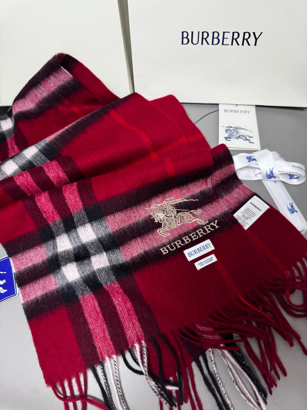 P170 🆕【酒红】Burberry &middot; 巴宝莉❗️怒推走量爆款❗️经典战马格纹围巾🎊重磅推荐💥 100%羔羊绒🔥非常保暖👑 柔软亲肤，不扎脖😍万年经典格纹，搭配战马logo刺绣，低调又不失奢华❗️😘男女通用情侣款，size：30*180cm❗️人人都应该拥有一条Bur❗️围巾