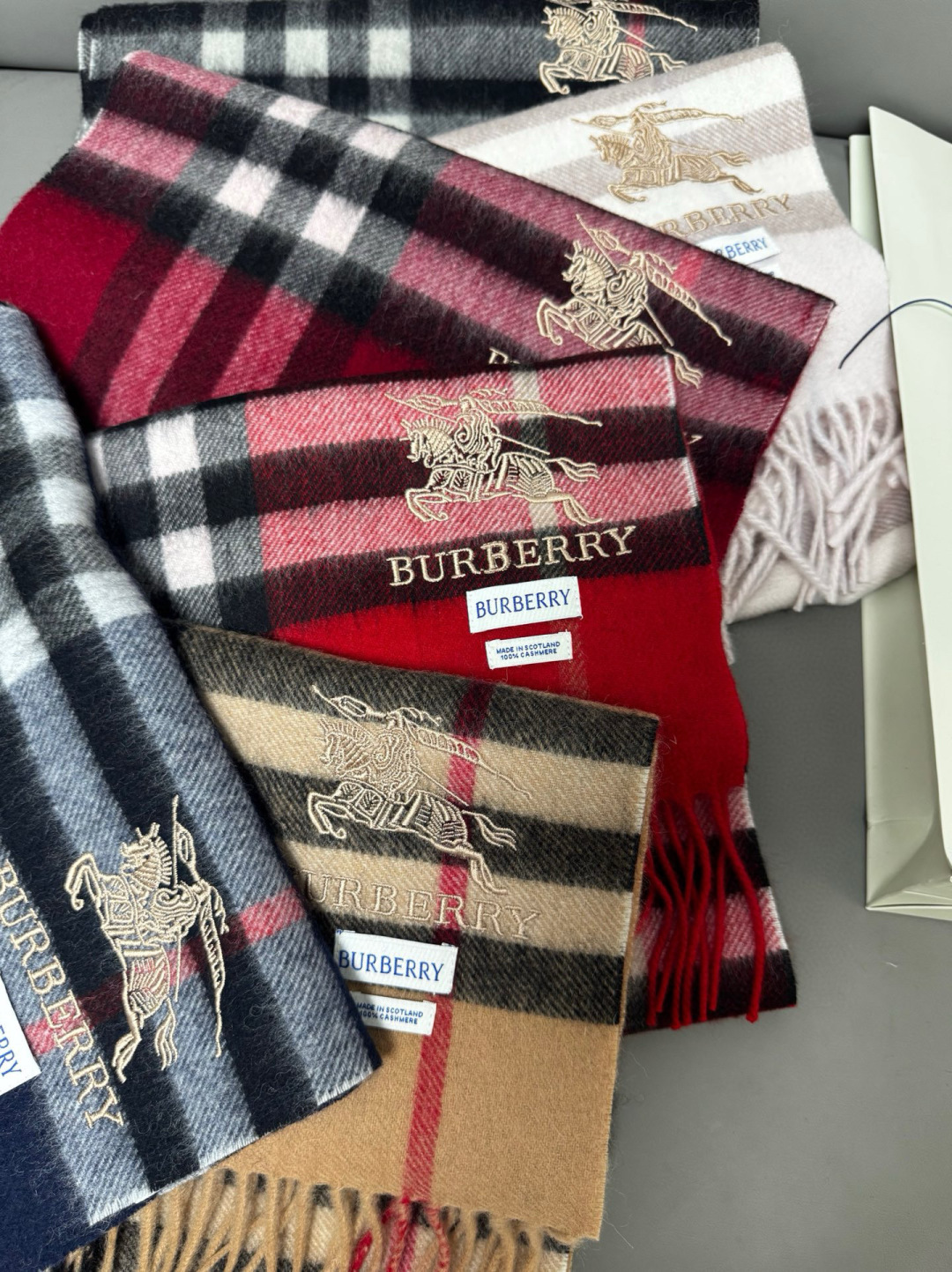 P170 🆕【酒红】Burberry &middot; 巴宝莉❗️怒推走量爆款❗️经典战马格纹围巾🎊重磅推荐💥 100%羔羊绒🔥非常保暖👑 柔软亲肤，不扎脖😍万年经典格纹，搭配战马logo刺绣，低调又不失奢华❗️😘男女通用情侣款，size：30*180cm❗️人人都应该拥有一条Bur❗️围巾