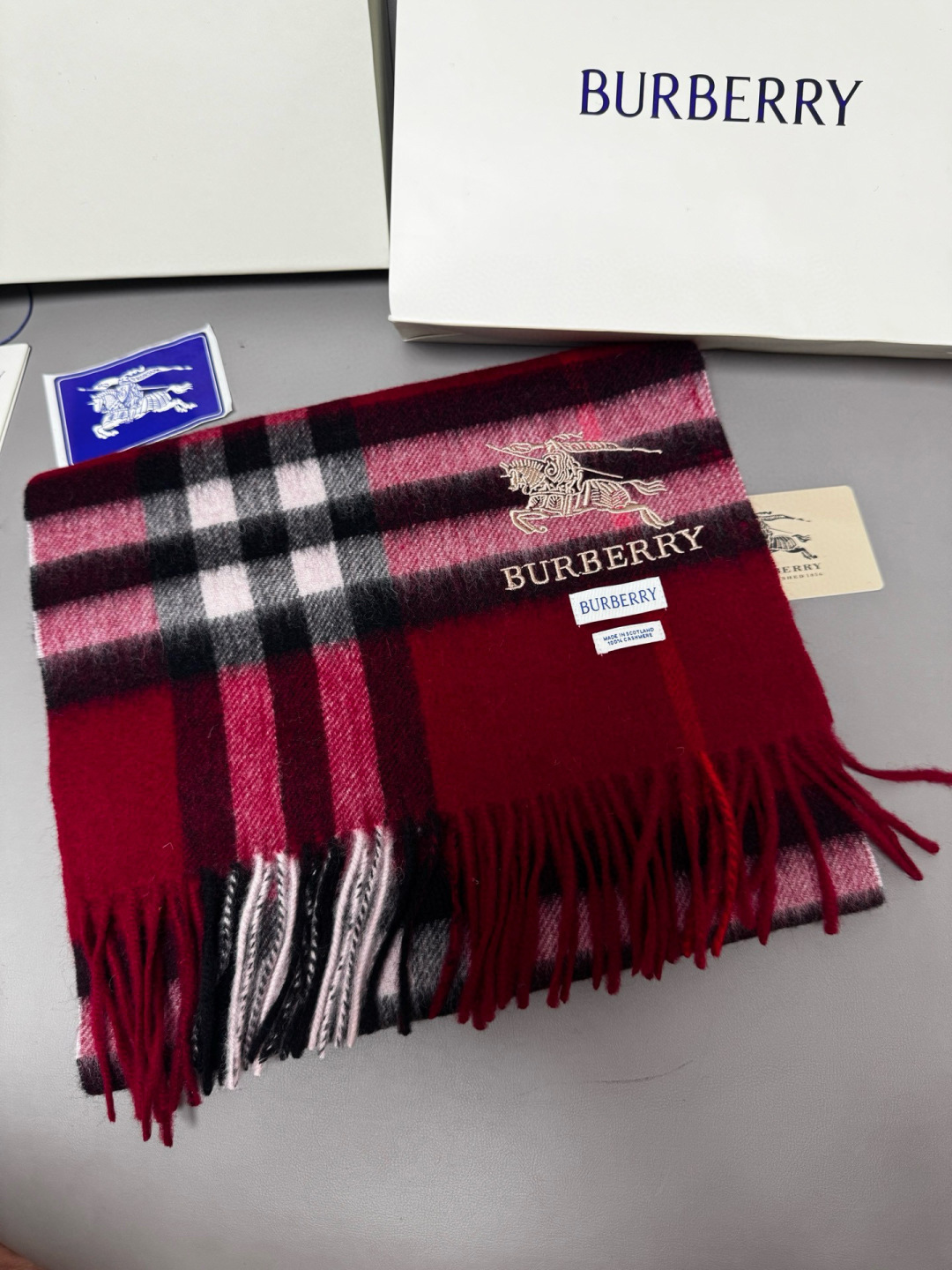 P170 🆕【酒红】Burberry &middot; 巴宝莉❗️怒推走量爆款❗️经典战马格纹围巾🎊重磅推荐💥 100%羔羊绒🔥非常保暖👑 柔软亲肤，不扎脖😍万年经典格纹，搭配战马logo刺绣，低调又不失奢华❗️😘男女通用情侣款，size：30*180cm❗️人人都应该拥有一条Bur❗️围巾