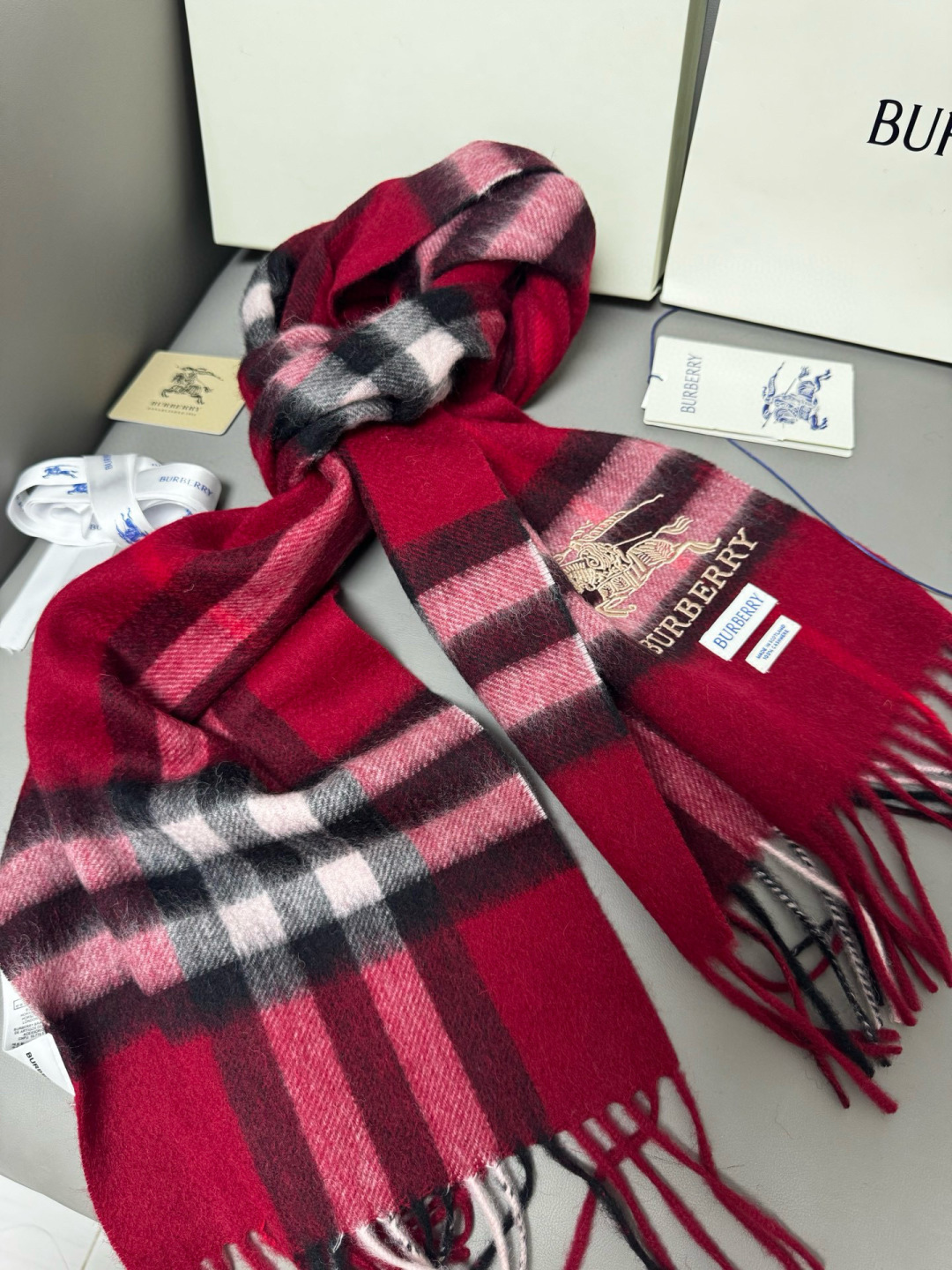 P170 🆕【酒红】Burberry &middot; 巴宝莉❗️怒推走量爆款❗️经典战马格纹围巾🎊重磅推荐💥 100%羔羊绒🔥非常保暖👑 柔软亲肤，不扎脖😍万年经典格纹，搭配战马logo刺绣，低调又不失奢华❗️😘男女通用情侣款，size：30*180cm❗️人人都应该拥有一条Bur❗️围巾