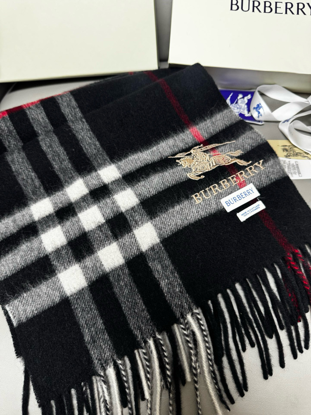 P170 🆕【黑色】Burberry &middot; 巴宝莉❗️怒推走量爆款❗️经典战马格纹围巾🎊重磅推荐💥 100%羔羊绒🔥非常保暖👑 柔软亲肤，不扎脖😍万年经典格纹，搭配战马logo刺绣，低调又不失奢华❗️😘男女通用情侣款，size：30*180cm❗️人人都应该拥有一条Bur❗️围巾