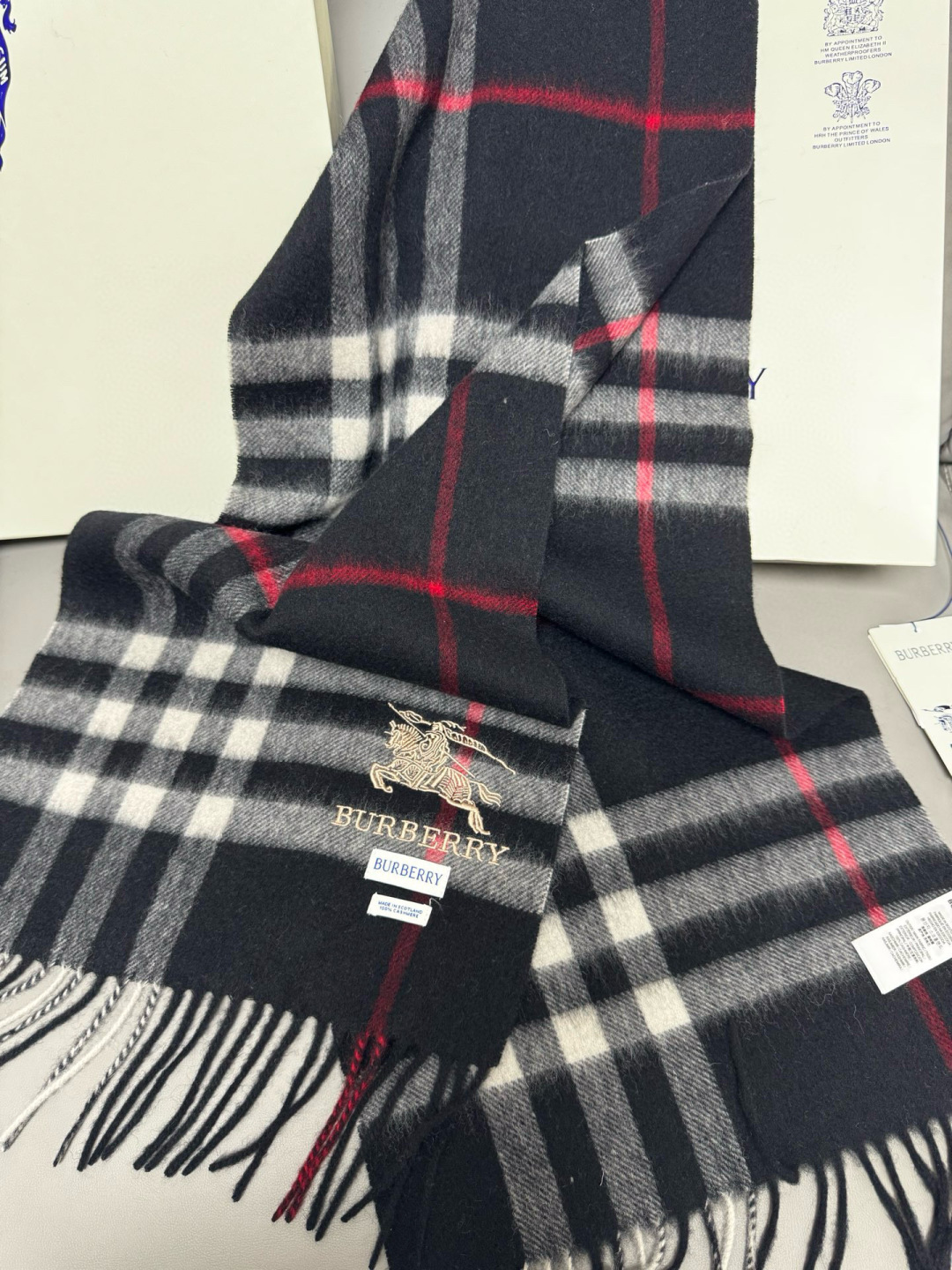 P170 🆕【黑色】Burberry &middot; 巴宝莉❗️怒推走量爆款❗️经典战马格纹围巾🎊重磅推荐💥 100%羔羊绒🔥非常保暖👑 柔软亲肤，不扎脖😍万年经典格纹，搭配战马logo刺绣，低调又不失奢华❗️😘男女通用情侣款，size：30*180cm❗️人人都应该拥有一条Bur❗️围巾