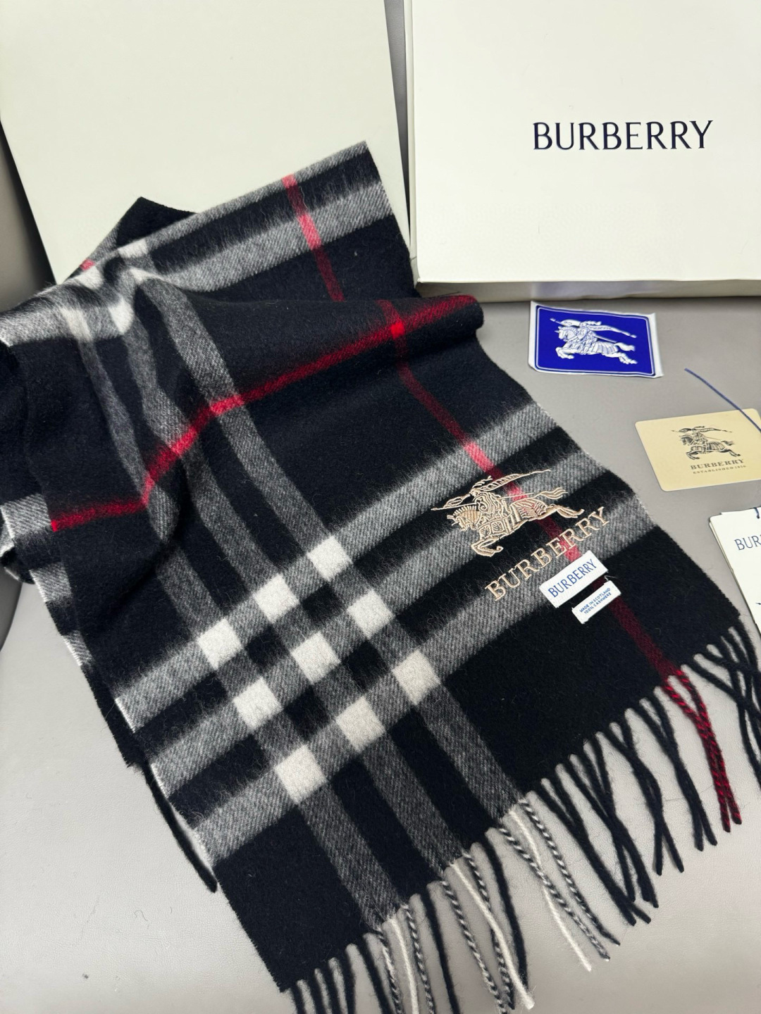 P170 🆕【黑色】Burberry &middot; 巴宝莉❗️怒推走量爆款❗️经典战马格纹围巾🎊重磅推荐💥 100%羔羊绒🔥非常保暖👑 柔软亲肤，不扎脖😍万年经典格纹，搭配战马logo刺绣，低调又不失奢华❗️😘男女通用情侣款，size：30*180cm❗️人人都应该拥有一条Bur❗️围巾