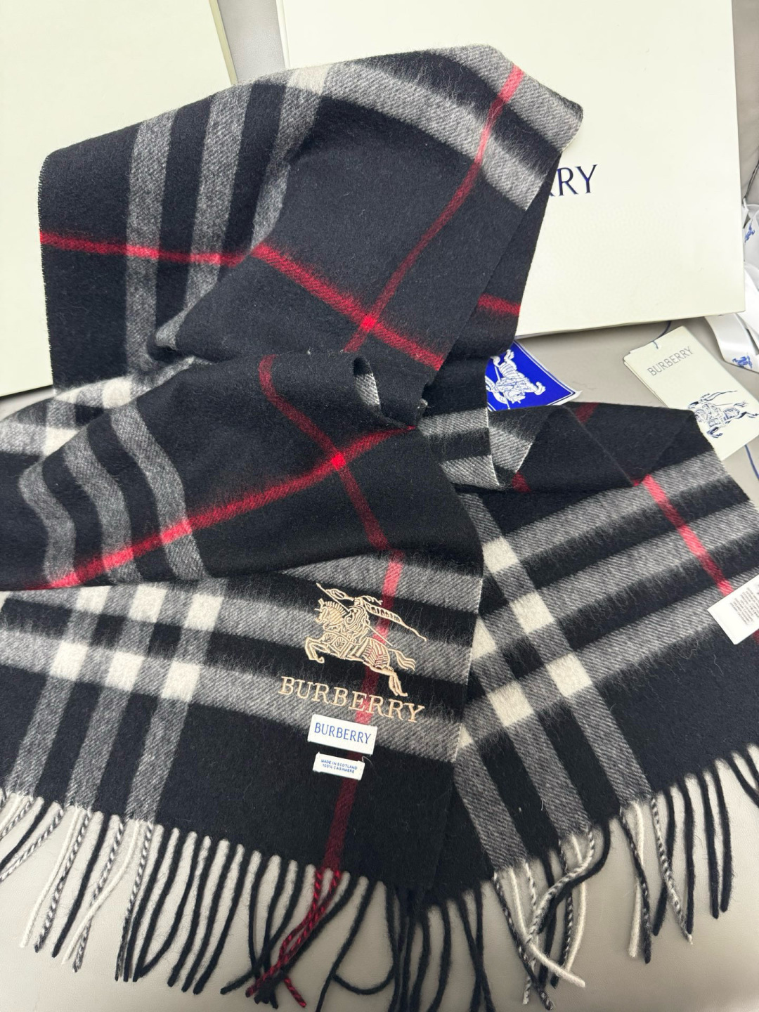 P170 🆕【黑色】Burberry &middot; 巴宝莉❗️怒推走量爆款❗️经典战马格纹围巾🎊重磅推荐💥 100%羔羊绒🔥非常保暖👑 柔软亲肤，不扎脖😍万年经典格纹，搭配战马logo刺绣，低调又不失奢华❗️😘男女通用情侣款，size：30*180cm❗️人人都应该拥有一条Bur❗️围巾