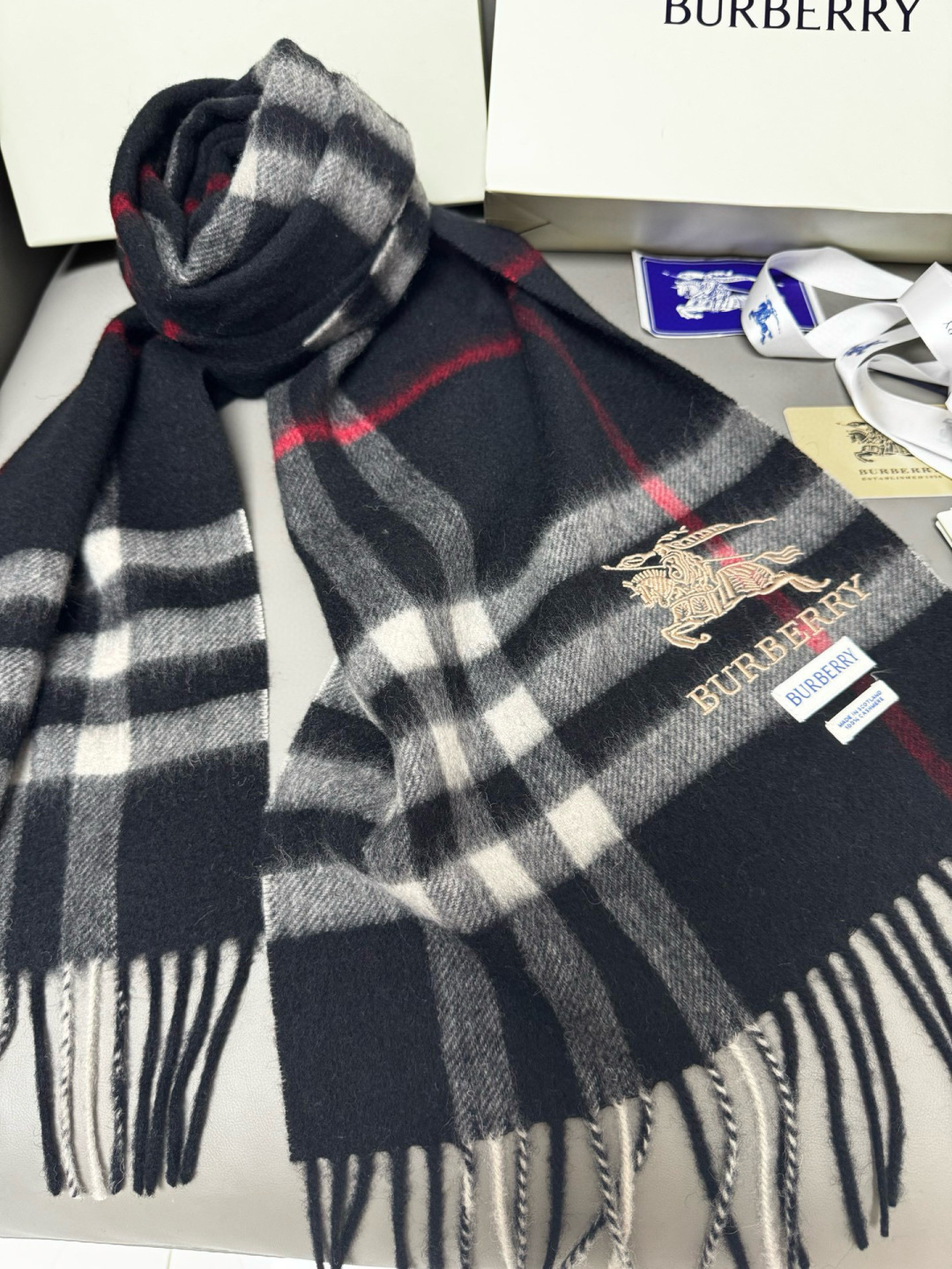 P170 🆕【黑色】Burberry &middot; 巴宝莉❗️怒推走量爆款❗️经典战马格纹围巾🎊重磅推荐💥 100%羔羊绒🔥非常保暖👑 柔软亲肤，不扎脖😍万年经典格纹，搭配战马logo刺绣，低调又不失奢华❗️😘男女通用情侣款，size：30*180cm❗️人人都应该拥有一条Bur❗️围巾