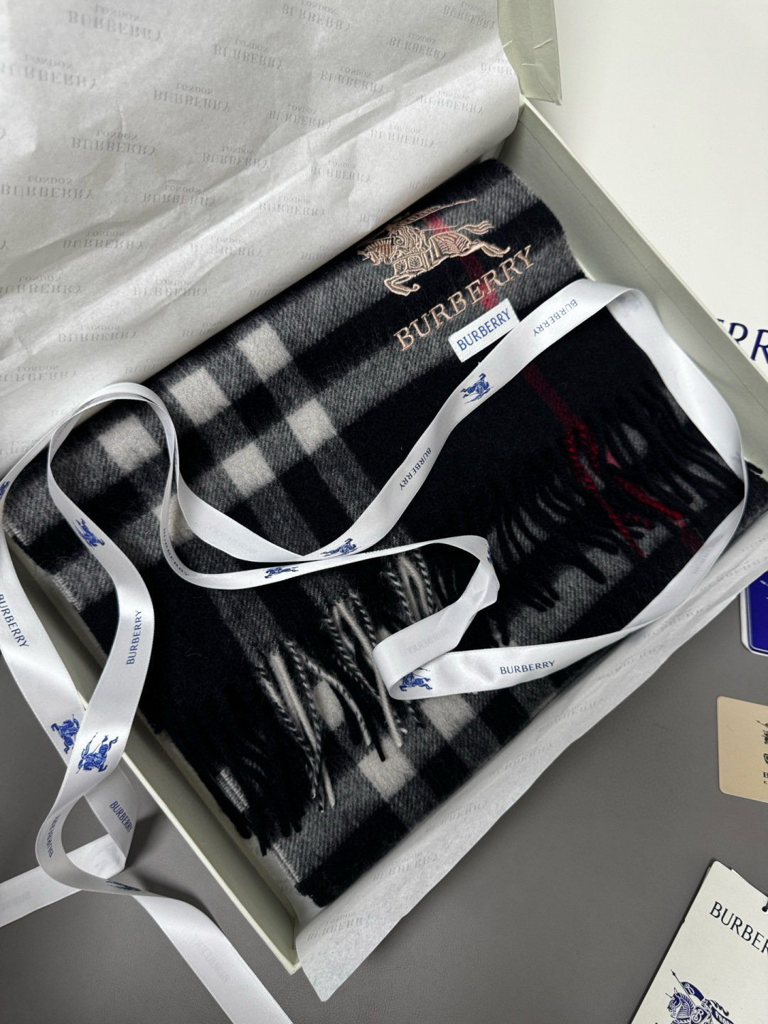 P170 🆕【黑色】Burberry &middot; 巴宝莉❗️怒推走量爆款❗️经典战马格纹围巾🎊重磅推荐💥 100%羔羊绒🔥非常保暖👑 柔软亲肤，不扎脖😍万年经典格纹，搭配战马logo刺绣，低调又不失奢华❗️😘男女通用情侣款，size：30*180cm❗️人人都应该拥有一条Bur❗️围巾