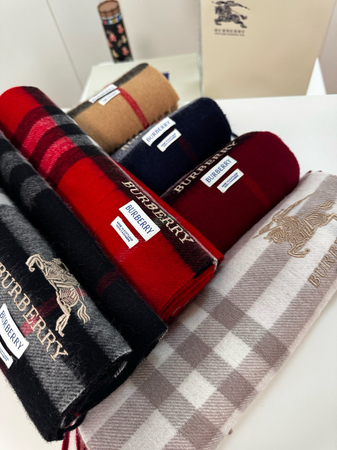 P170 🆕【黑色】Burberry &middot; 巴宝莉❗️怒推走量爆款❗️经典战马格纹围巾🎊重磅推荐💥 100%羔羊绒🔥非常保暖👑 柔软亲肤，不扎脖😍万年经典格纹，搭配战马logo刺绣，低调又不失奢华❗️😘男女通用情侣款，size：30*180cm❗️人人都应该拥有一条Bur❗️围巾