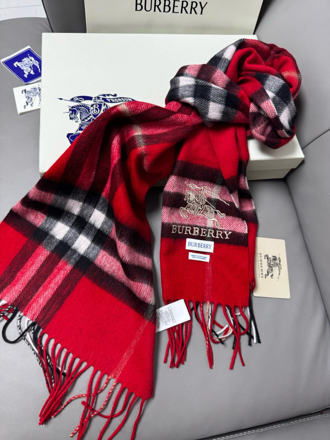 P170 🆕【大红】Burberry &middot; 巴宝莉❗️怒推走量爆款❗️经典战马格纹围巾🎊重磅推荐💥 100%羔羊绒🔥非常保暖👑 柔软亲肤，不扎脖😍万年经典格纹，搭配战马logo刺绣，低调又不失奢华❗️😘男女通用情侣款，size：30*180cm❗️人人都应该拥有一条Bur❗️围巾