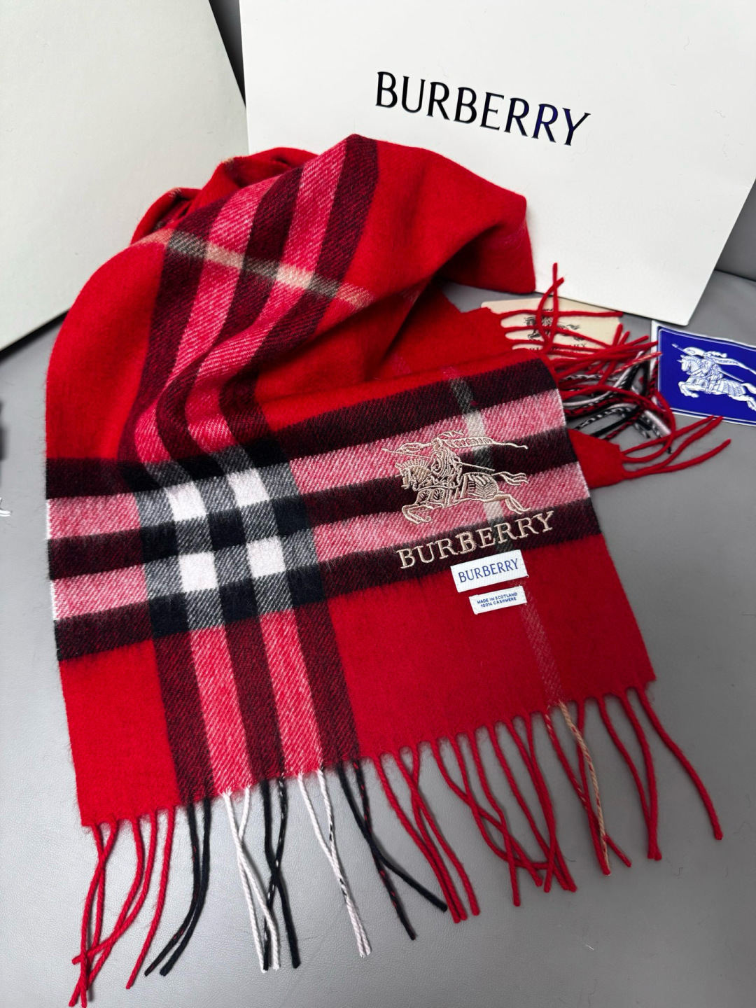 P170 🆕【大红】Burberry &middot; 巴宝莉❗️怒推走量爆款❗️经典战马格纹围巾🎊重磅推荐💥 100%羔羊绒🔥非常保暖👑 柔软亲肤，不扎脖😍万年经典格纹，搭配战马logo刺绣，低调又不失奢华❗️😘男女通用情侣款，size：30*180cm❗️人人都应该拥有一条Bur❗️围巾