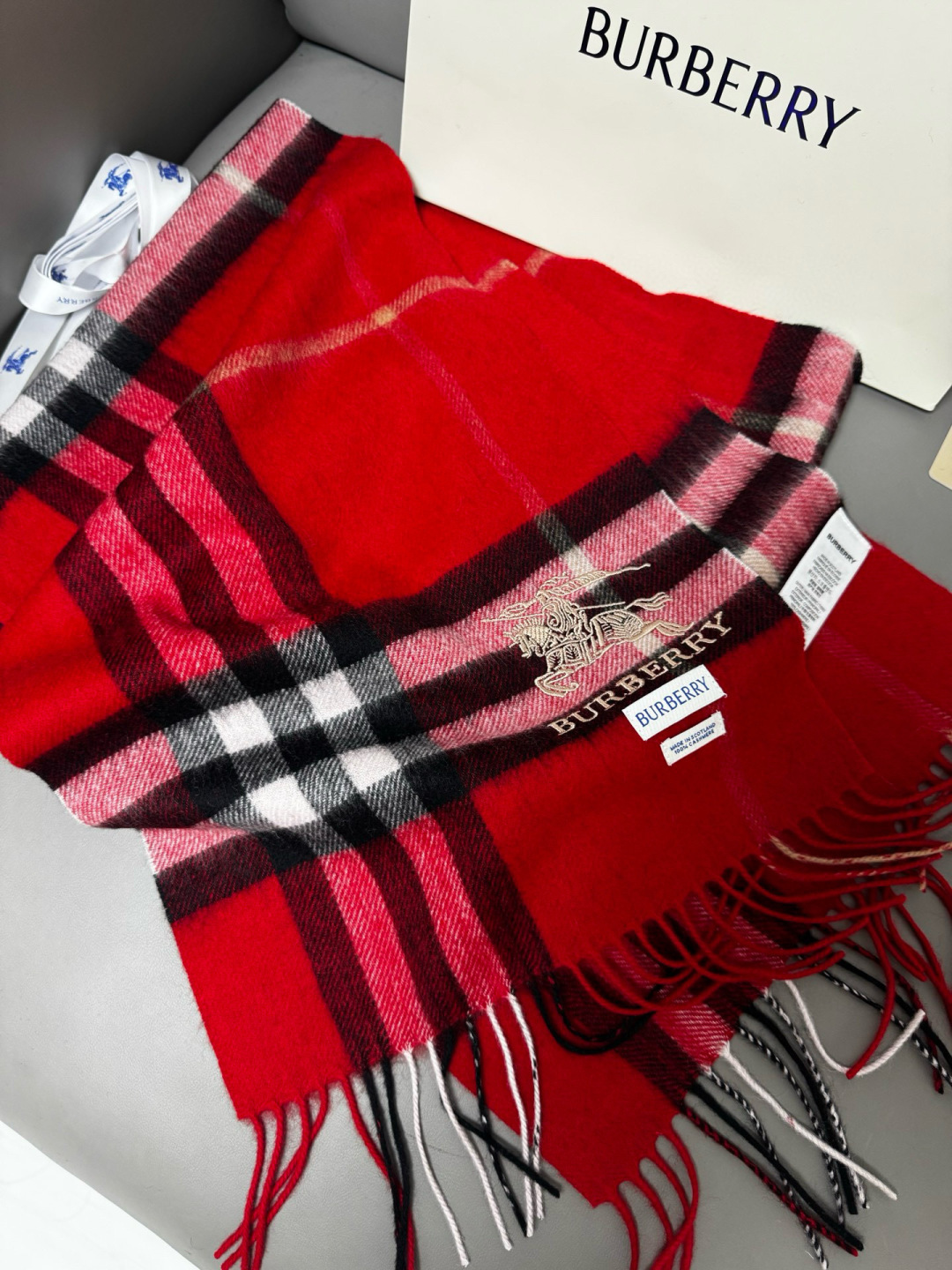 P170 🆕【大红】Burberry &middot; 巴宝莉❗️怒推走量爆款❗️经典战马格纹围巾🎊重磅推荐💥 100%羔羊绒🔥非常保暖👑 柔软亲肤，不扎脖😍万年经典格纹，搭配战马logo刺绣，低调又不失奢华❗️😘男女通用情侣款，size：30*180cm❗️人人都应该拥有一条Bur❗️围巾