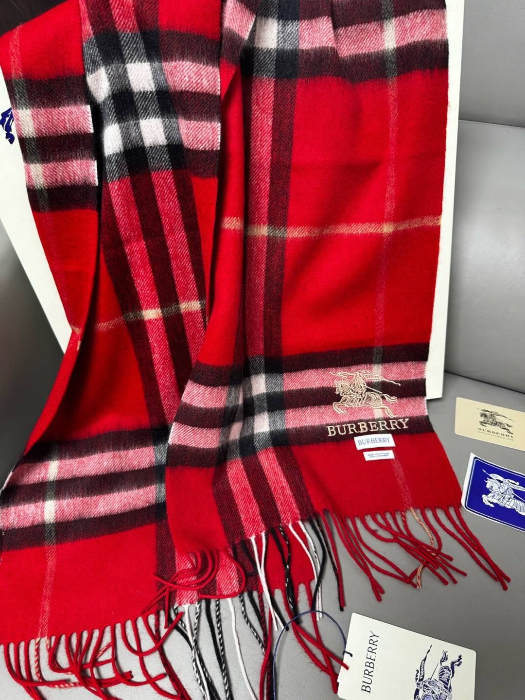 P170 🆕【大红】Burberry &middot; 巴宝莉❗️怒推走量爆款❗️经典战马格纹围巾🎊重磅推荐💥 100%羔羊绒🔥非常保暖👑 柔软亲肤，不扎脖😍万年经典格纹，搭配战马logo刺绣，低调又不失奢华❗️😘男女通用情侣款，size：30*180cm❗️人人都应该拥有一条Bur❗️围巾