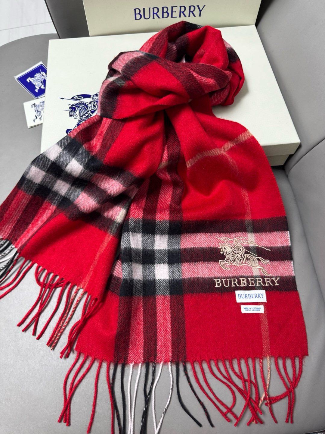 P170 🆕【大红】Burberry &middot; 巴宝莉❗️怒推走量爆款❗️经典战马格纹围巾🎊重磅推荐💥 100%羔羊绒🔥非常保暖👑 柔软亲肤，不扎脖😍万年经典格纹，搭配战马logo刺绣，低调又不失奢华❗️😘男女通用情侣款，size：30*180cm❗️人人都应该拥有一条Bur❗️围巾