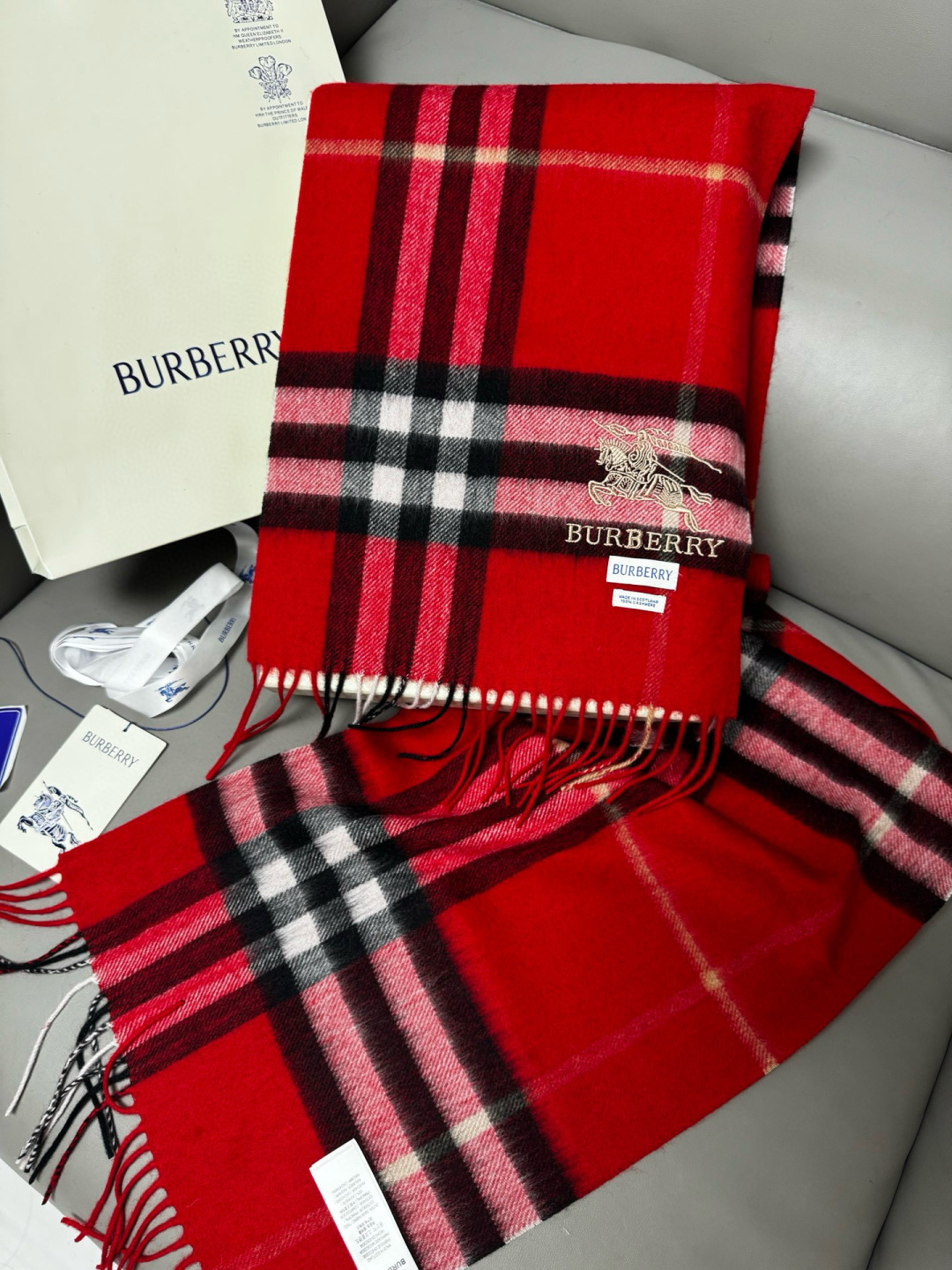 P170 🆕【大红】Burberry &middot; 巴宝莉❗️怒推走量爆款❗️经典战马格纹围巾🎊重磅推荐💥 100%羔羊绒🔥非常保暖👑 柔软亲肤，不扎脖😍万年经典格纹，搭配战马logo刺绣，低调又不失奢华❗️😘男女通用情侣款，size：30*180cm❗️人人都应该拥有一条Bur❗️围巾