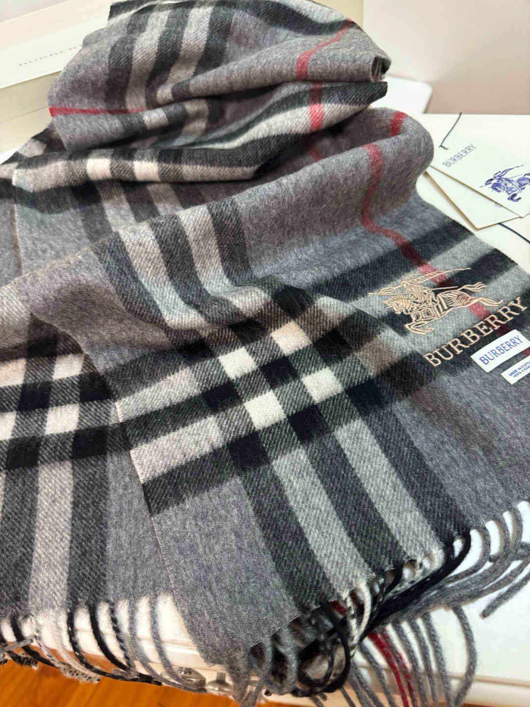 P170 🆕【灰色】Burberry &middot; 巴宝莉❗️怒推走量爆款❗️经典战马格纹围巾🎊重磅推荐💥 100%羔羊绒🔥非常保暖👑 柔软亲肤，不扎脖😍万年经典格纹，搭配战马logo刺绣，低调又不失奢华❗️😘男女通用情侣款，size：30*180cm❗️人人都应该拥有一条Bur❗️围巾