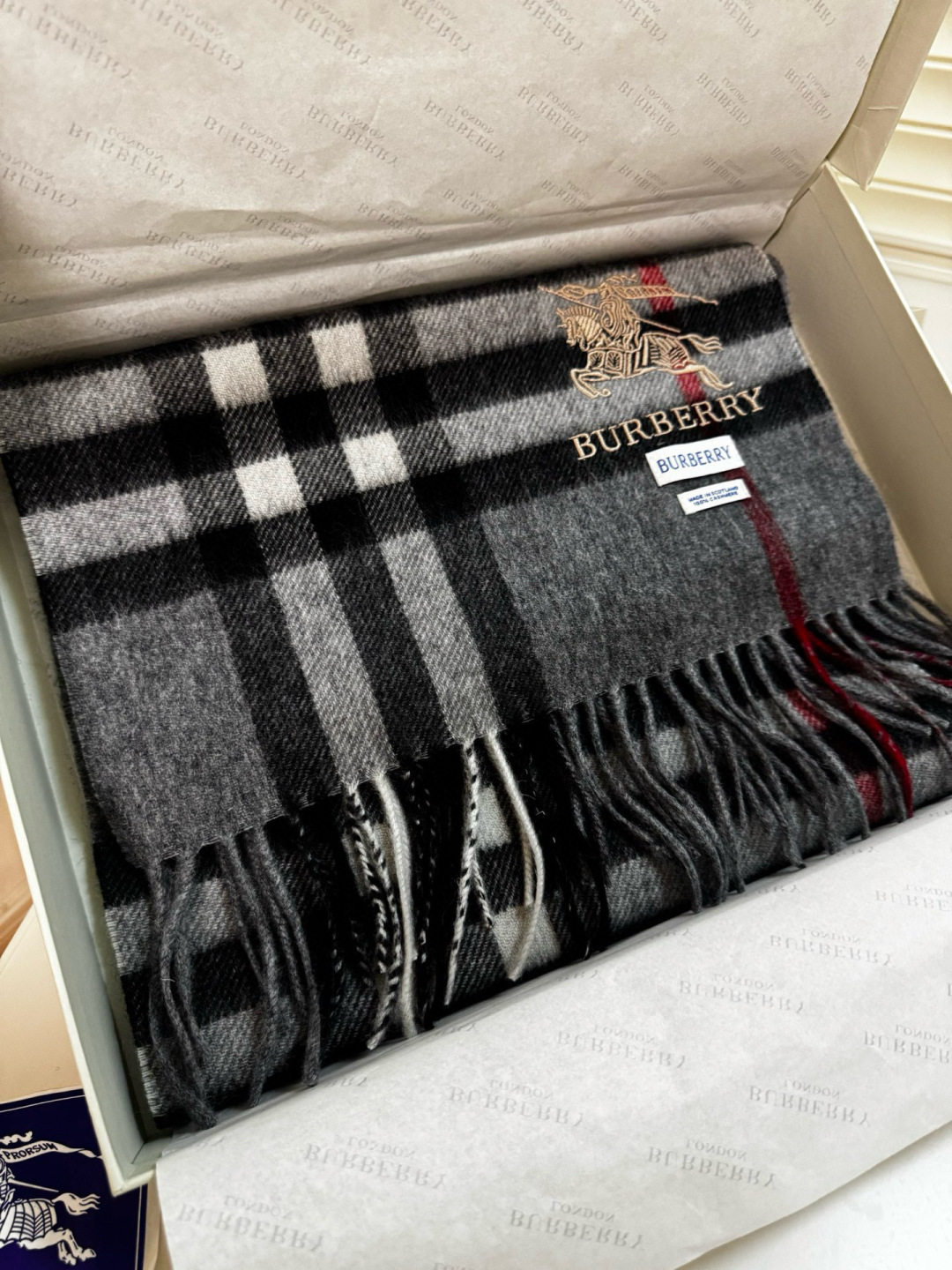P170 🆕【灰色】Burberry &middot; 巴宝莉❗️怒推走量爆款❗️经典战马格纹围巾🎊重磅推荐💥 100%羔羊绒🔥非常保暖👑 柔软亲肤，不扎脖😍万年经典格纹，搭配战马logo刺绣，低调又不失奢华❗️😘男女通用情侣款，size：30*180cm❗️人人都应该拥有一条Bur❗️围巾