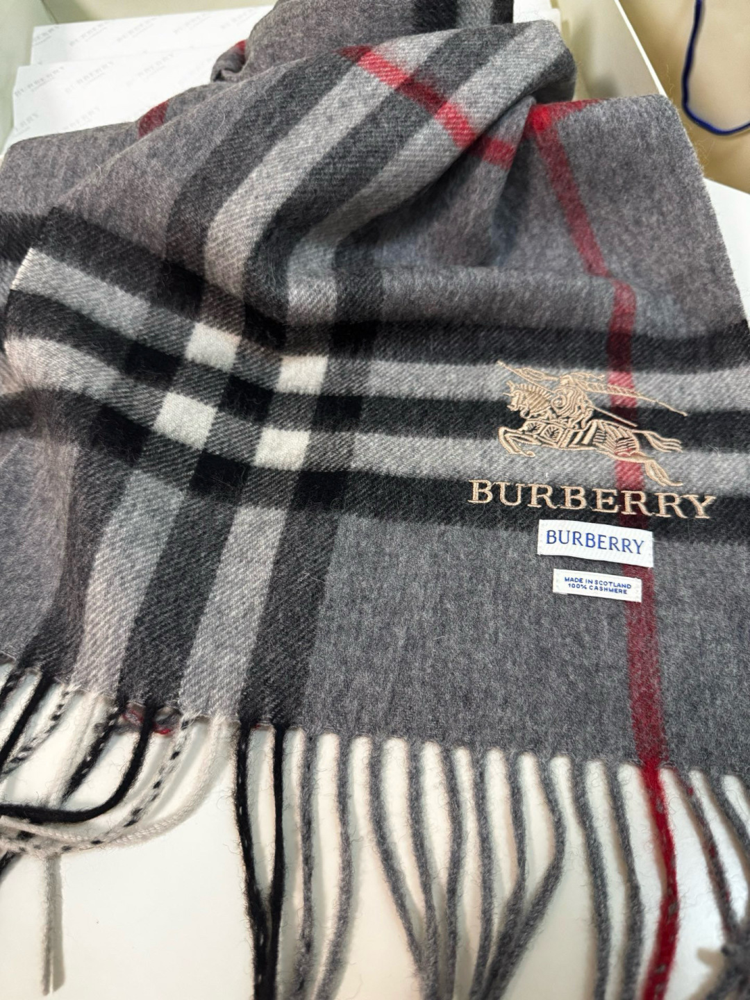 P170 🆕【灰色】Burberry &middot; 巴宝莉❗️怒推走量爆款❗️经典战马格纹围巾🎊重磅推荐💥 100%羔羊绒🔥非常保暖👑 柔软亲肤，不扎脖😍万年经典格纹，搭配战马logo刺绣，低调又不失奢华❗️😘男女通用情侣款，size：30*180cm❗️人人都应该拥有一条Bur❗️围巾