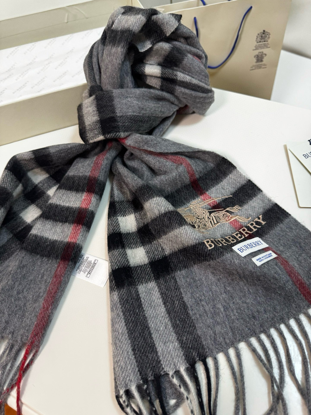 P170 🆕【灰色】Burberry &middot; 巴宝莉❗️怒推走量爆款❗️经典战马格纹围巾🎊重磅推荐💥 100%羔羊绒🔥非常保暖👑 柔软亲肤，不扎脖😍万年经典格纹，搭配战马logo刺绣，低调又不失奢华❗️😘男女通用情侣款，size：30*180cm❗️人人都应该拥有一条Bur❗️围巾