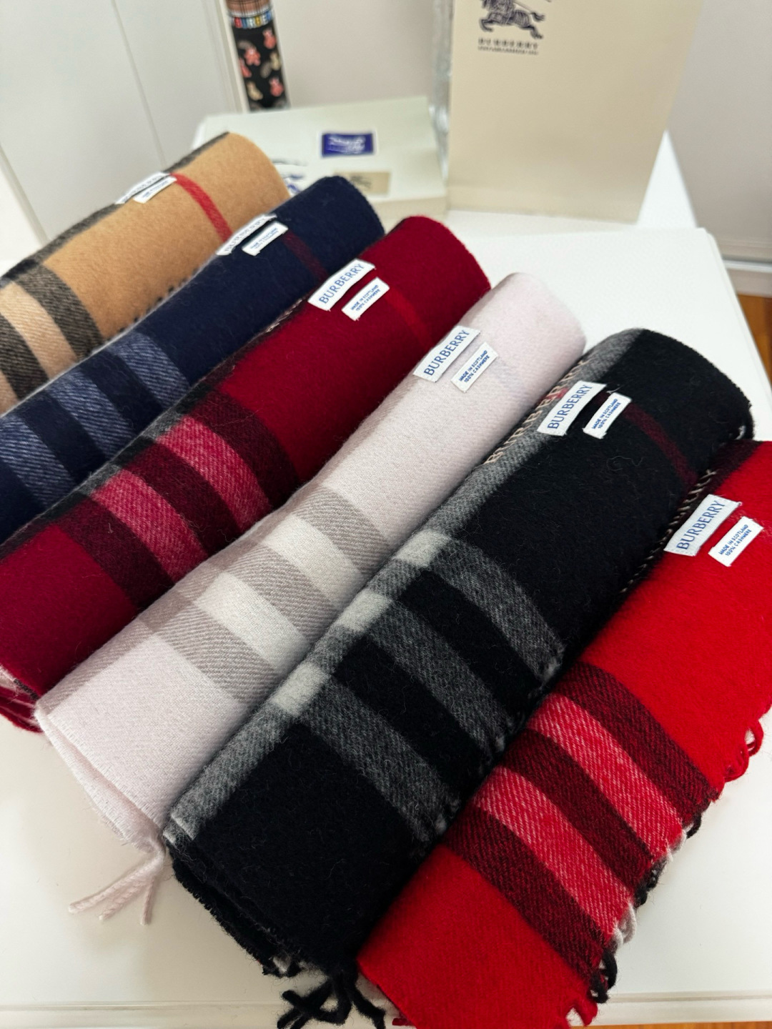 P170 🆕【灰色】Burberry &middot; 巴宝莉❗️怒推走量爆款❗️经典战马格纹围巾🎊重磅推荐💥 100%羔羊绒🔥非常保暖👑 柔软亲肤，不扎脖😍万年经典格纹，搭配战马logo刺绣，低调又不失奢华❗️😘男女通用情侣款，size：30*180cm❗️人人都应该拥有一条Bur❗️围巾