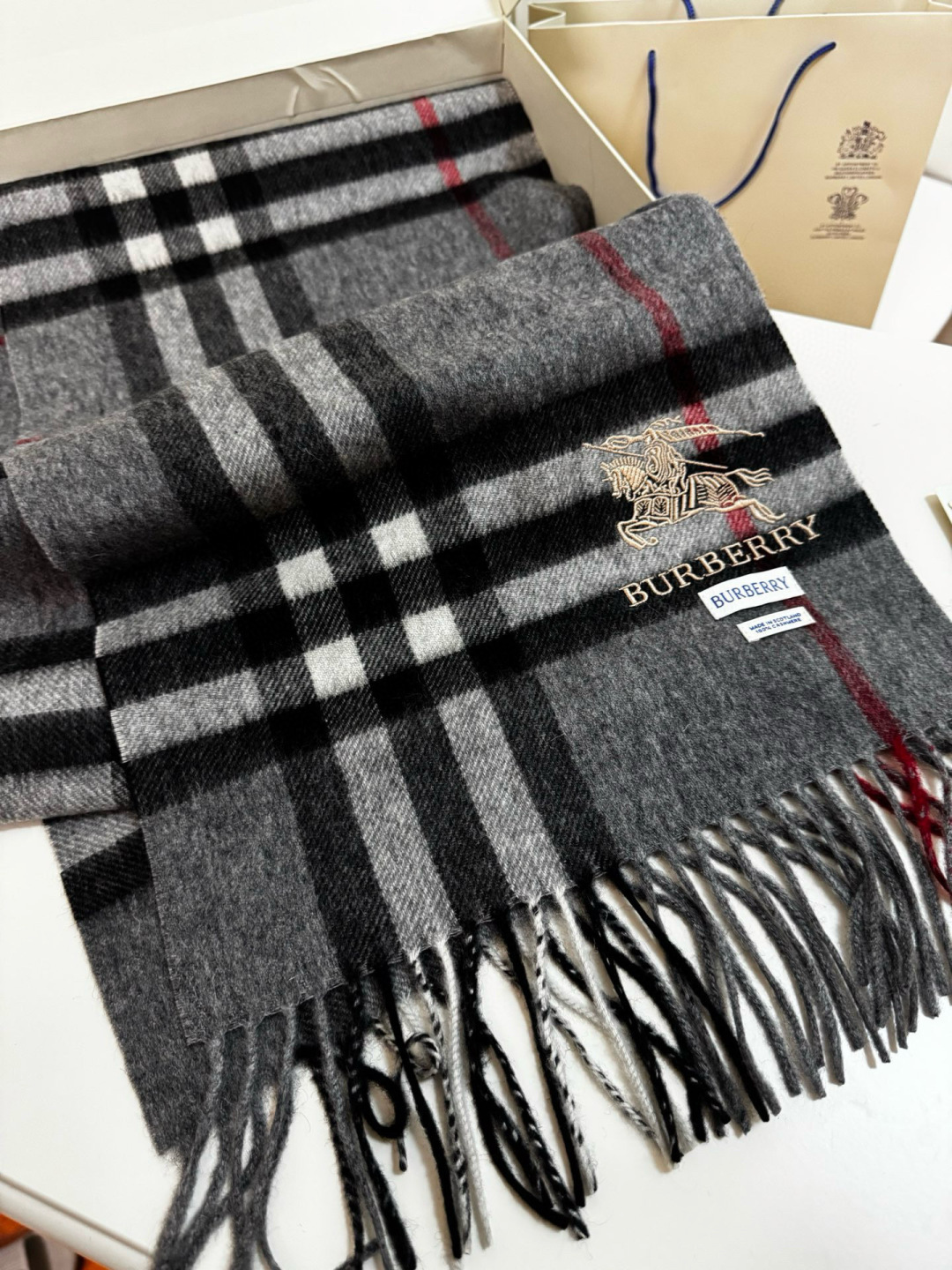 P170 🆕【灰色】Burberry &middot; 巴宝莉❗️怒推走量爆款❗️经典战马格纹围巾🎊重磅推荐💥 100%羔羊绒🔥非常保暖👑 柔软亲肤，不扎脖😍万年经典格纹，搭配战马logo刺绣，低调又不失奢华❗️😘男女通用情侣款，size：30*180cm❗️人人都应该拥有一条Bur❗️围巾