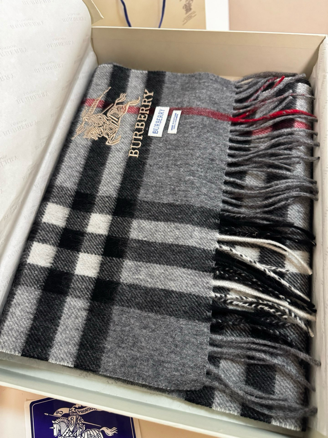 P170 🆕【灰色】Burberry &middot; 巴宝莉❗️怒推走量爆款❗️经典战马格纹围巾🎊重磅推荐💥 100%羔羊绒🔥非常保暖👑 柔软亲肤，不扎脖😍万年经典格纹，搭配战马logo刺绣，低调又不失奢华❗️😘男女通用情侣款，size：30*180cm❗️人人都应该拥有一条Bur❗️围巾