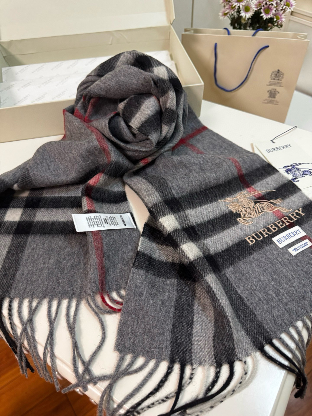 P170 🆕【灰色】Burberry &middot; 巴宝莉❗️怒推走量爆款❗️经典战马格纹围巾🎊重磅推荐💥 100%羔羊绒🔥非常保暖👑 柔软亲肤，不扎脖😍万年经典格纹，搭配战马logo刺绣，低调又不失奢华❗️😘男女通用情侣款，size：30*180cm❗️人人都应该拥有一条Bur❗️围巾