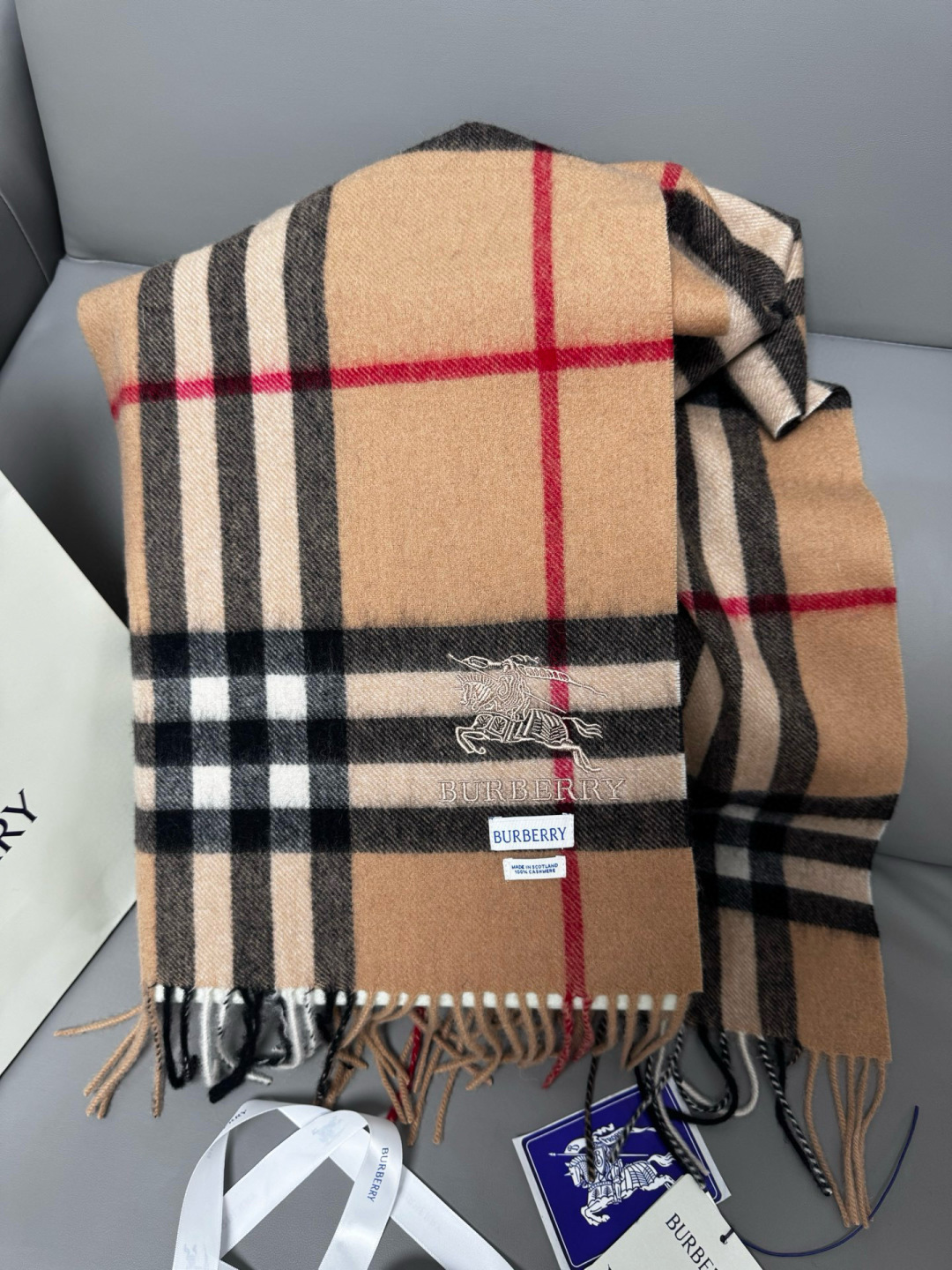 P170 🆕【驼色】Burberry &middot; 巴宝莉❗️怒推走量爆款❗️经典战马格纹围巾🎊重磅推荐💥 100%羔羊绒🔥非常保暖👑 柔软亲肤，不扎脖😍万年经典格纹，搭配战马logo刺绣，低调又不失奢华❗️😘男女通用情侣款，size：30*180cm❗️人人都应该拥有一条Bur❗️围巾