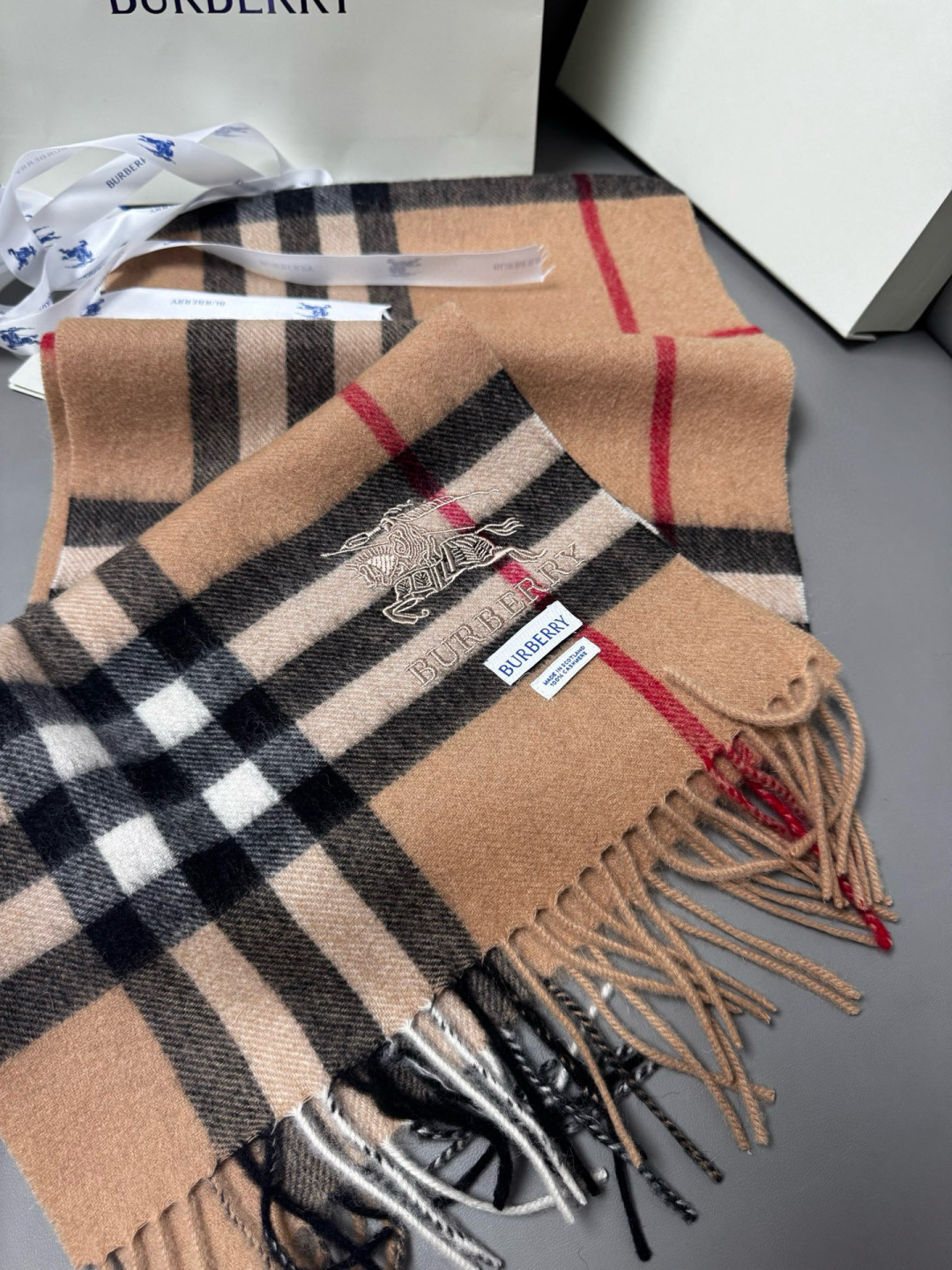 P170 🆕【驼色】Burberry &middot; 巴宝莉❗️怒推走量爆款❗️经典战马格纹围巾🎊重磅推荐💥 100%羔羊绒🔥非常保暖👑 柔软亲肤，不扎脖😍万年经典格纹，搭配战马logo刺绣，低调又不失奢华❗️😘男女通用情侣款，size：30*180cm❗️人人都应该拥有一条Bur❗️围巾