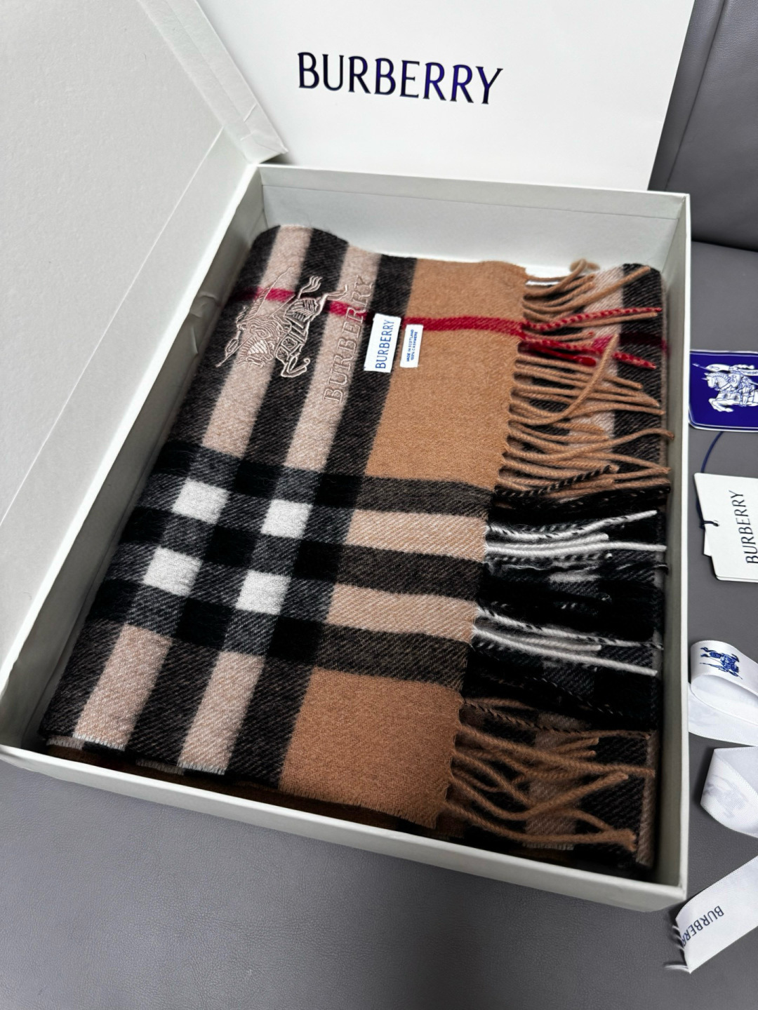 P170 🆕【驼色】Burberry &middot; 巴宝莉❗️怒推走量爆款❗️经典战马格纹围巾🎊重磅推荐💥 100%羔羊绒🔥非常保暖👑 柔软亲肤，不扎脖😍万年经典格纹，搭配战马logo刺绣，低调又不失奢华❗️😘男女通用情侣款，size：30*180cm❗️人人都应该拥有一条Bur❗️围巾
