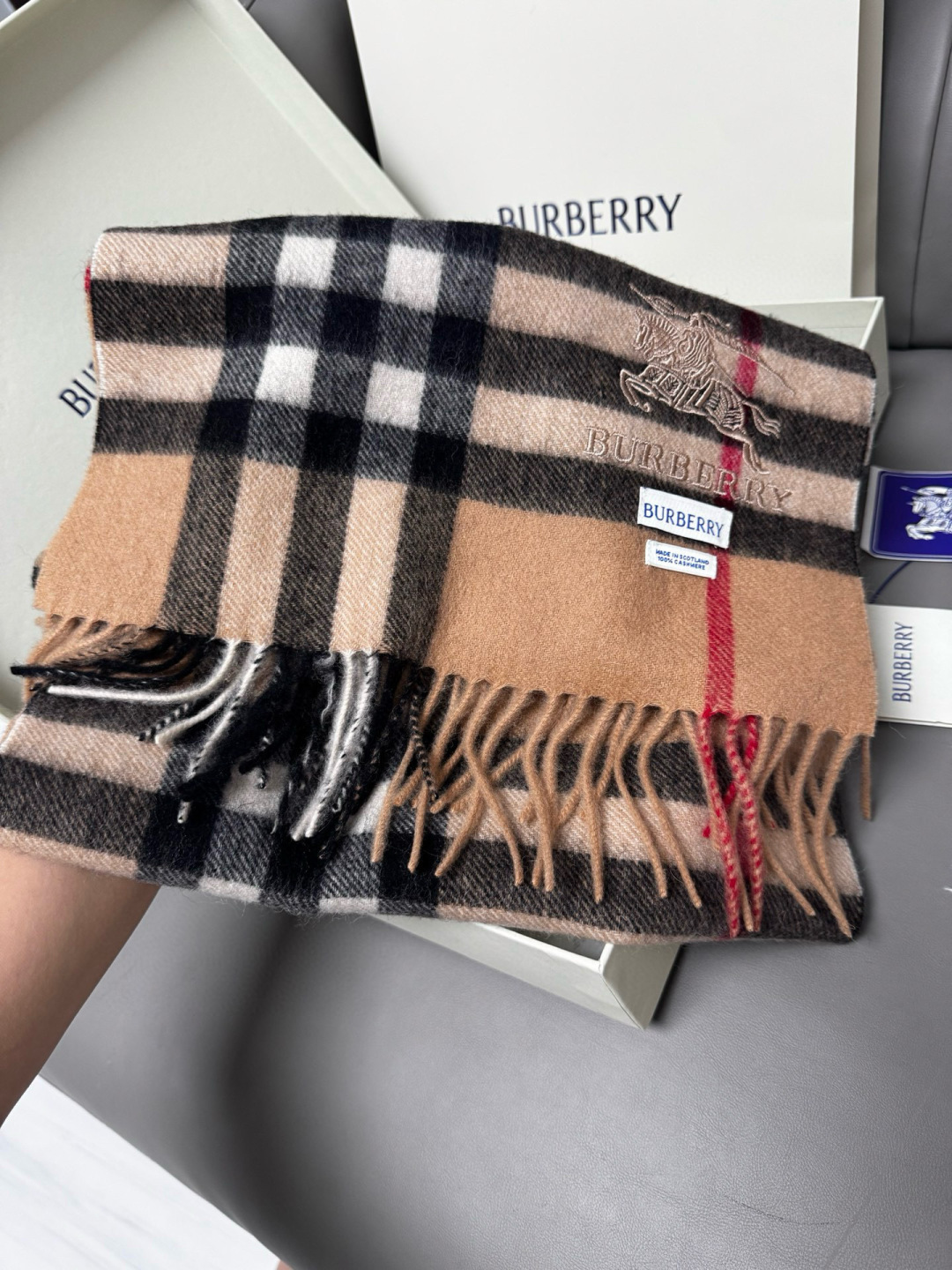 P170 🆕【驼色】Burberry &middot; 巴宝莉❗️怒推走量爆款❗️经典战马格纹围巾🎊重磅推荐💥 100%羔羊绒🔥非常保暖👑 柔软亲肤，不扎脖😍万年经典格纹，搭配战马logo刺绣，低调又不失奢华❗️😘男女通用情侣款，size：30*180cm❗️人人都应该拥有一条Bur❗️围巾