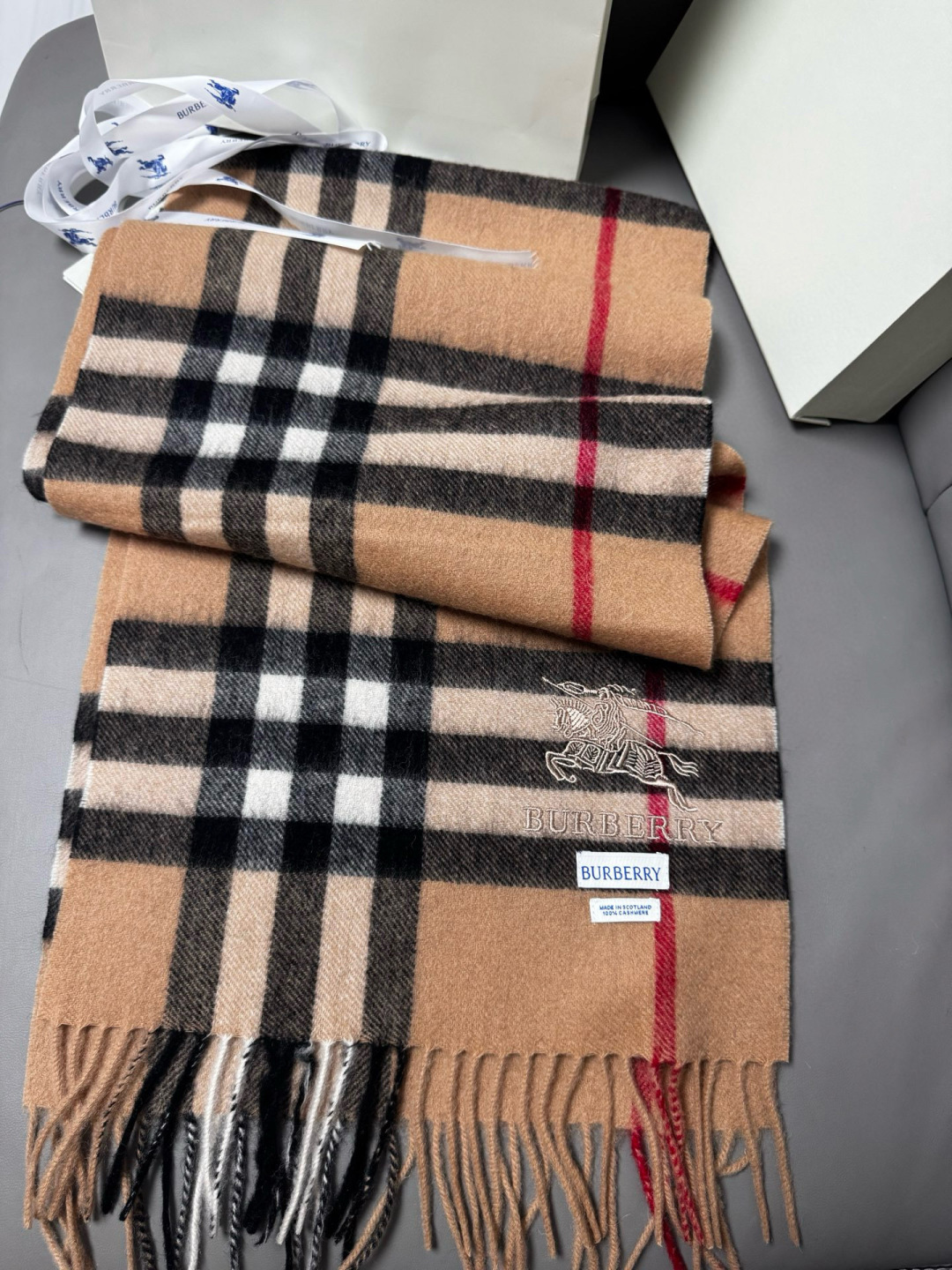 P170 🆕【驼色】Burberry &middot; 巴宝莉❗️怒推走量爆款❗️经典战马格纹围巾🎊重磅推荐💥 100%羔羊绒🔥非常保暖👑 柔软亲肤，不扎脖😍万年经典格纹，搭配战马logo刺绣，低调又不失奢华❗️😘男女通用情侣款，size：30*180cm❗️人人都应该拥有一条Bur❗️围巾