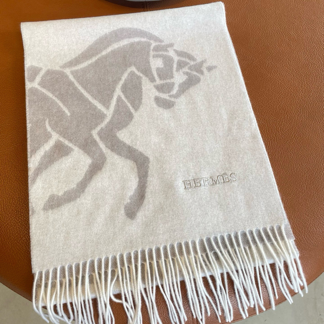 P200🆕 【▪Hermes &middot; 爱马仕羊绒提花围巾，精致的温柔配色，超级迷恋❗️气质低调恬静又不失优雅❗️】重点推荐❗️高级舒适时髦气质，简约却又不简单，双面提花H家元素，超级安利❗️大H这款触动内心的柔美围巾，素雅的颜色设计搭配经典的H字母刺绣，点睛之笔确又不失美感，成功人士的追求，色彩绝对💯❗️有点独有的仙气，绝对的情侣款不二之选，颜色淡雅，不妖娆❗️规格：30 x 180cm❗️围巾