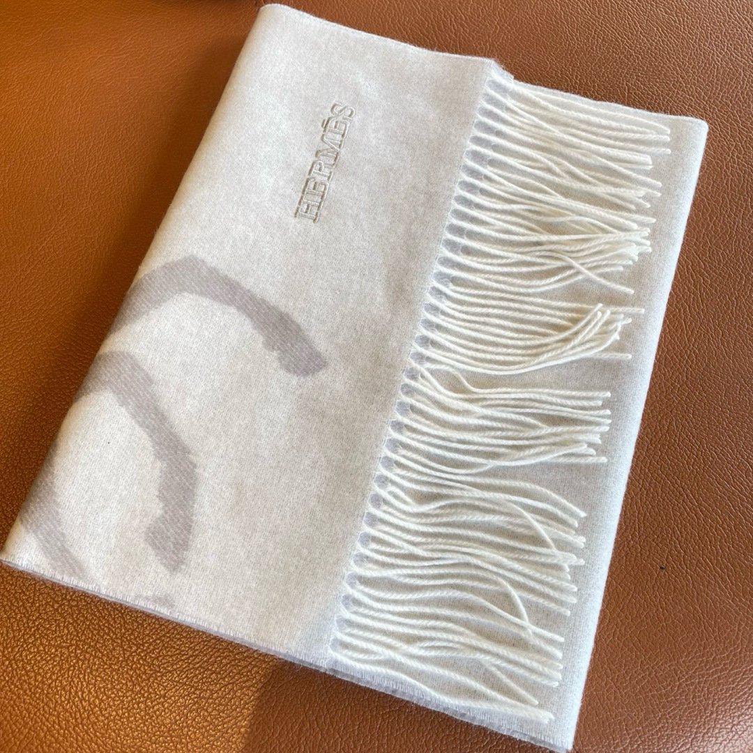 P200🆕 【▪Hermes &middot; 爱马仕羊绒提花围巾，精致的温柔配色，超级迷恋❗️气质低调恬静又不失优雅❗️】重点推荐❗️高级舒适时髦气质，简约却又不简单，双面提花H家元素，超级安利❗️大H这款触动内心的柔美围巾，素雅的颜色设计搭配经典的H字母刺绣，点睛之笔确又不失美感，成功人士的追求，色彩绝对💯❗️有点独有的仙气，绝对的情侣款不二之选，颜色淡雅，不妖娆❗️规格：30 x 180cm❗️围巾