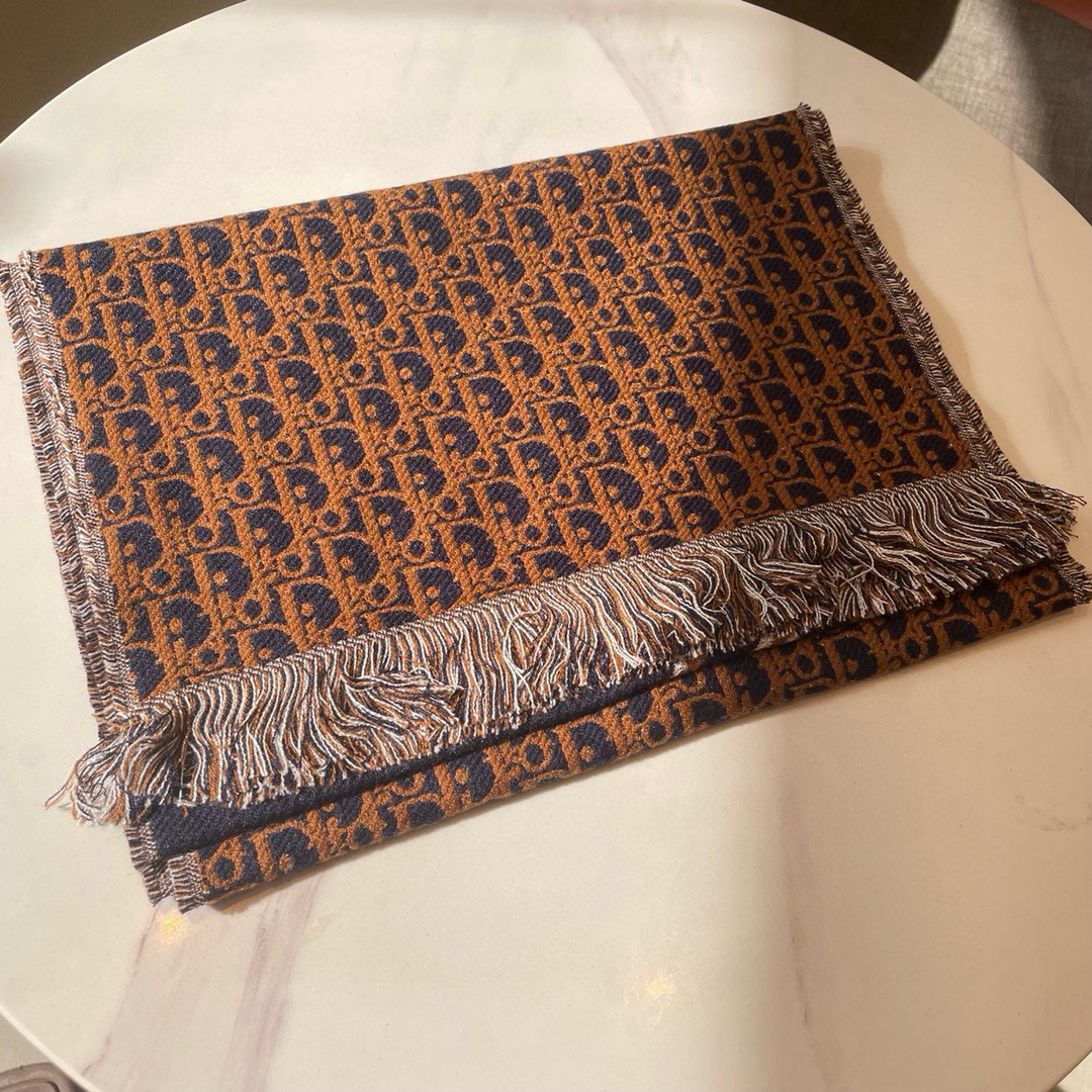 P200🆕Dior官网最新款双面围巾❗️男女士的福利 超温柔洋气的双面设计❗️感觉这个比以往的设计都更显年轻更显温柔更气质有木有！！感觉她能与一万件上衣匹配在一起，双面围巾设计 反差感提花图案，实实在在的日常时髦款，超级无敌赞的任意玩转各种系法❗️超级显瘦高级显时髦，主要还是设计好，特别显质感，加上这样的薄厚度适中上身可以很有型！是利用率相当高的一款围巾，33*200cm❗️围巾