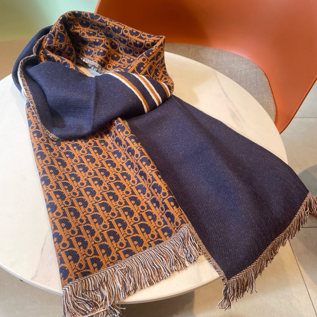 P200🆕Dior官网最新款双面围巾❗️男女士的福利 超温柔洋气的双面设计❗️感觉这个比以往的设计都更显年轻更显温柔更气质有木有！！感觉她能与一万件上衣匹配在一起，双面围巾设计 反差感提花图案，实实在在的日常时髦款，超级无敌赞的任意玩转各种系法❗️超级显瘦高级显时髦，主要还是设计好，特别显质感，加上这样的薄厚度适中上身可以很有型！是利用率相当高的一款围巾，33*200cm❗️围巾