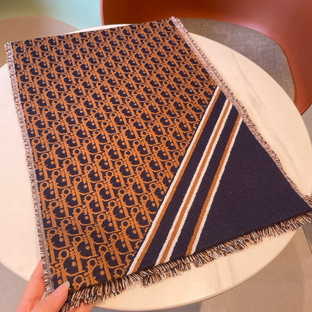 P200🆕Dior官网最新款双面围巾❗️男女士的福利 超温柔洋气的双面设计❗️感觉这个比以往的设计都更显年轻更显温柔更气质有木有！！感觉她能与一万件上衣匹配在一起，双面围巾设计 反差感提花图案，实实在在的日常时髦款，超级无敌赞的任意玩转各种系法❗️超级显瘦高级显时髦，主要还是设计好，特别显质感，加上这样的薄厚度适中上身可以很有型！是利用率相当高的一款围巾，33*200cm❗️围巾