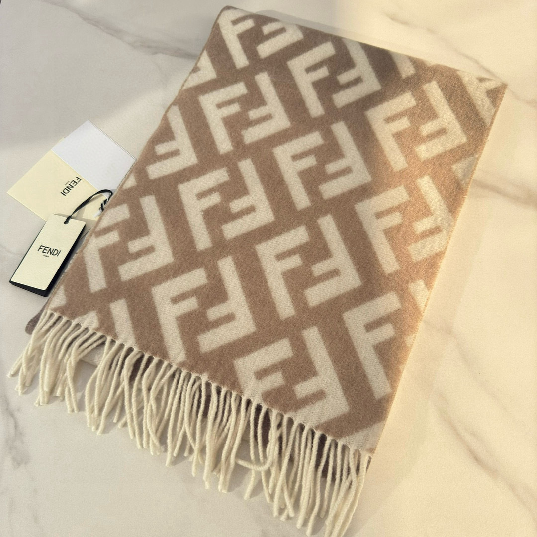 P200🆕Fendi新款老花渐变双面羊绒围巾，柔软细腻的双面风格，FF经典提花渐变；柔软的羊毛和羊绒材质。来自Stefano Pilati合作设计系列。渐变效果以棕色向米色过渡，饰有全幅白色超大号FF图案。超级温柔显气质，高级感满满，原单级品质。美出天际的款式 真的不要错过。规格：35 x180cm ➕流苏长度8cmx2，材质羊绒与羊毛。长款流苏围巾。手感柔软亲肤。围巾