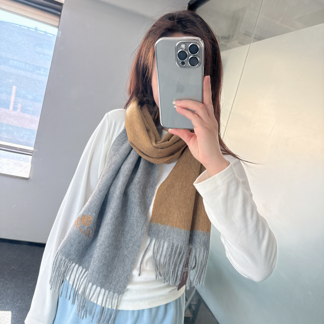 NO:714793,Loro Piana ·  Nuoyoupanya [Trading company’s last order, the best color-blocked scarf] It’s too expensive to give away and keep for yourself. It’s a big deal. It’s a hot model. It’s exported to Italy. The last order is very small. The customer supplies 1 fabric. It feels soft and waxy. After “trembling” treatment, the eyes are secretly sending the best water ripples. The fabric is more shiny and the brightness of the color is increased. LP has always strictly selected the highest quality cashmere as the benchmark. There is no harm without comparison. It is the best in the world.  The cashmere uses the 'water ripple' high-grade texture to make the scarf extremely luxurious, and it also increases the beauty and functionality. There must be two of each color, so there is no headache in matching, and there will be no regrets for ten thousand years. What is particularly recommended is that this style is a plaid color series, carefully selected popular colors, the color is bright and high-end, and any color can be matched with each other in the whole family. 30*180cm high version scarf, high version scarf, loro  piana,loro piana19860909Loro Piana · 诺悠翩雅【贸易公司尾单,极品拼色小围巾】送人自留都太高大上了重磅上新,爆款爆款,出口意大利尾单到手数量极少,客供面料1,手感软糯,经“颤栗”处理,秋波暗送极品水波纹,面料更有光泽,也增加了色彩的鲜艳度LP一直以严格选用最高品质的羊绒为基准,没有对比就没有伤害,世界最顶级羊绒,更是采用“水波纹”高级纹路更是让围巾奢华到不行,更是增加了美感和功能性,每色必留两条,搭配不头疼,不留后悔一万年,特别值得推荐的是,此款是格纹色系,精挑细选的流行配色,色彩感鲜明又高级的感觉全家哪个颜色都可以互相搭配30*180cm高版本围巾,高版本围巾,loro piana,loro piana,scarf