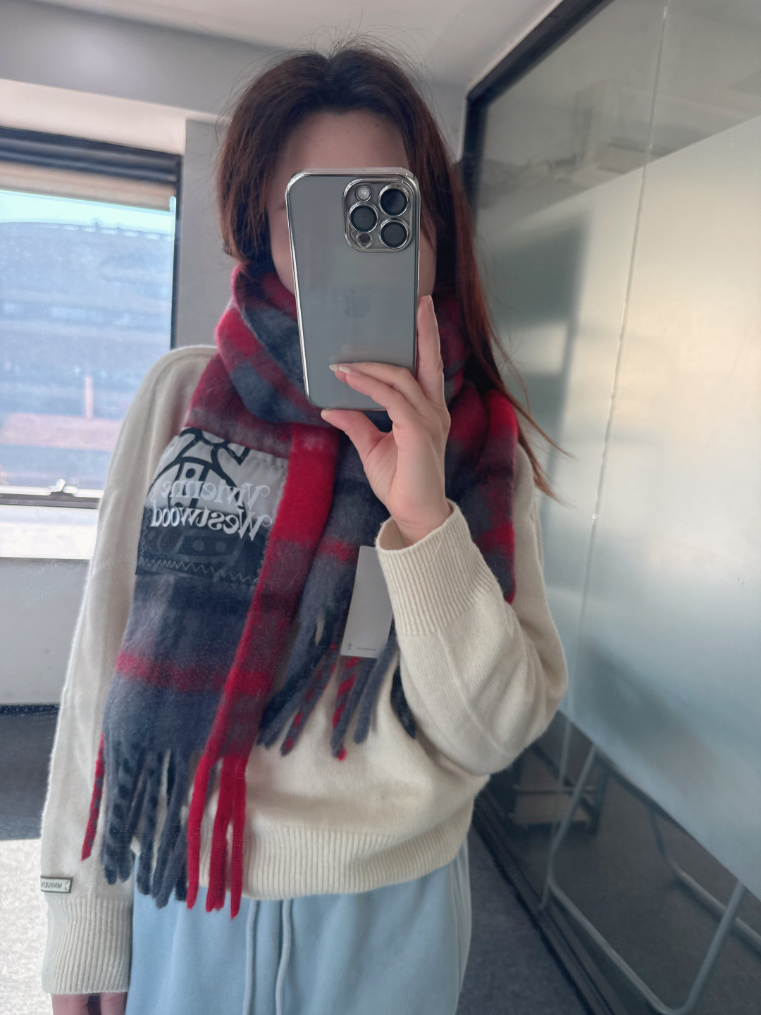 NO:714756,Classic large saturn mohair scarf vivienne westwood saturn british fashion designer, the mother of punk fashion!  Fashionable style, strong quality, super beautiful design!  Simple and elegant, with exquisite embroidered logo, you don’t have to worry about it not looking good, because it has classic elements and a modern new design!  The perfect choice for gift giving, it fully shows your personality. The quality of the whole jewelry is very high. It gives people the aura of a famous brand and is very delicate at the same time. It elevates the whole person to several levels. It is definitely worth buying. The size 30*180 high version scarf, high version scarf19860909经典大土星马海毛围巾 vivienne westwood西太后土星 英国时装设计师,时装的朋克之母！时尚潮流风格,品质强大,超美的设计！简约大气刺绣Logo精致这个款不用担心不好看,因为经典的元素洋气的新设计！赠礼的完美之选,充分展现个性风范.品质非常整个首饰给人大牌气场的同时又非常精致,让整个人的层次提升好几个level绝对值得入手尺寸30*180高版本围巾,高版本围巾,scarf