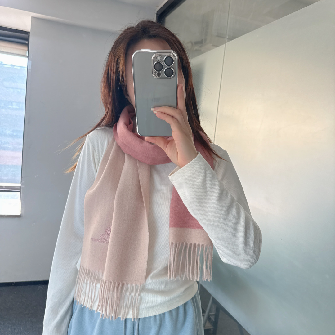 NO:714760,Loro Piana ·  Nuoyoupanya [Trading company’s last order, the best color-blocked scarf] It’s too expensive to give away and keep for yourself. It’s a big deal. It’s a hot model. It’s exported to Italy. The last order is very small. The customer supplies 1 fabric. It feels soft and waxy. After “trembling” treatment, the eyes are secretly sending the best water ripples. The fabric is more shiny and the brightness of the color is increased. LP has always strictly selected the highest quality cashmere as the benchmark. There is no harm without comparison. It is the best in the world.  The cashmere uses the 'water ripple' high-grade texture to make the scarf extremely luxurious, and it also increases the beauty and functionality. There must be two of each color, so there is no headache in matching, and there will be no regrets for ten thousand years. What is particularly recommended is that this style is a plaid color series, carefully selected popular colors, the color is bright and high-end, and any color can be matched with each other in the whole family. 30*180cm high version scarf, high version scarf, loro  piana,loro piana19860909Loro Piana · 诺悠翩雅【贸易公司尾单,极品拼色小围巾】送人自留都太高大上了重磅上新,爆款爆款,出口意大利尾单到手数量极少,客供面料1,手感软糯,经“颤栗”处理,秋波暗送极品水波纹,面料更有光泽,也增加了色彩的鲜艳度LP一直以严格选用最高品质的羊绒为基准,没有对比就没有伤害,世界最顶级羊绒,更是采用“水波纹”高级纹路更是让围巾奢华到不行,更是增加了美感和功能性,每色必留两条,搭配不头疼,不留后悔一万年,特别值得推荐的是,此款是格纹色系,精挑细选的流行配色,色彩感鲜明又高级的感觉全家哪个颜色都可以互相搭配30*180cm高版本围巾,高版本围巾,loro piana,loro piana,scarf