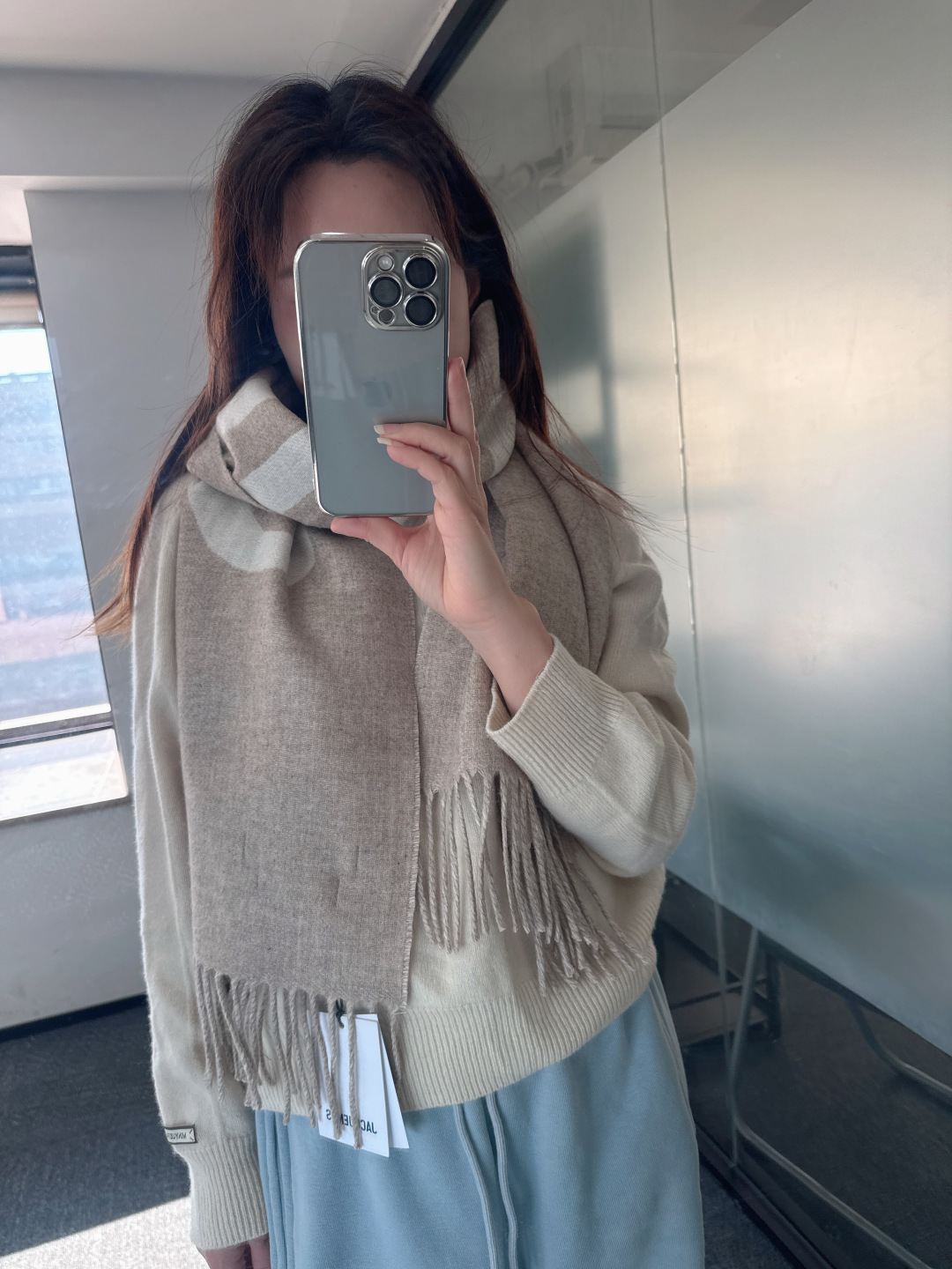 NO:714763,The JACQUEMUS double-sided scarf is really popular this year. I will definitely love this one this winter. It looks crazy and is so stylish and charming. It is a very elegant and fashionable autumn and winter item!  I really like it. It’s a very classic design of wool. It feels really great on the upper body and looks great on any waist!  !  This style is really worth buying with your eyes closed, and it can be easily worn by any age group!  !  !  35*180cm high version scarf, high version scarf19860909JACQUEMUS双面围巾今年真的被疯狂种草 今年冬天就非宠这条 好看的要疯掉了,太有型太有魅力了非常斯文时尚的秋冬单品！真的很喜欢,非常Classical的设计羊毛,手感真的绝了上身效果真的随便怎么围都好看！！这种款式真的闭着眼买,任何年龄层都轻松驾驭！！！35*180cm高版本围巾,高版本围巾,scarf