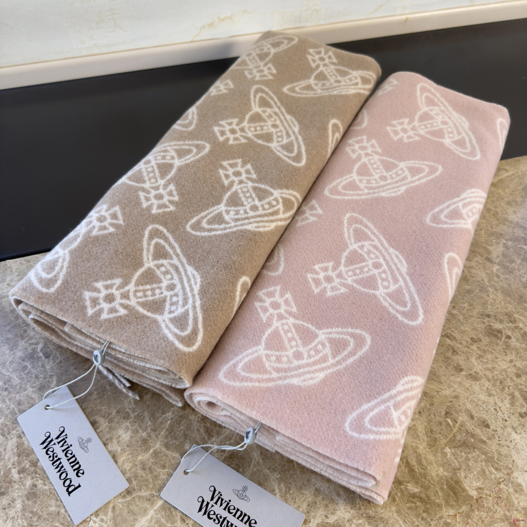 Vivienne Westwood 𝐖𝐞𝐬𝐭𝐰𝐨𝐨𝐝 大土星新款围巾 vivienne westwood西太后土星 英国时装设计师