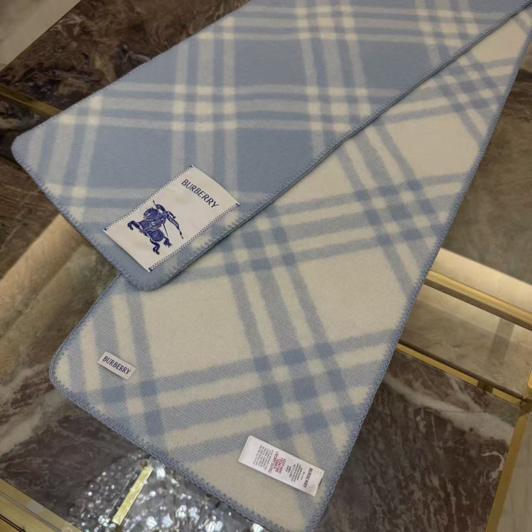Burberry 搭配 绝绝子呀 美爆了的款 柜子一上市就售罄 排队都买不到的款 低调的奢侈感 这款Burberry围巾