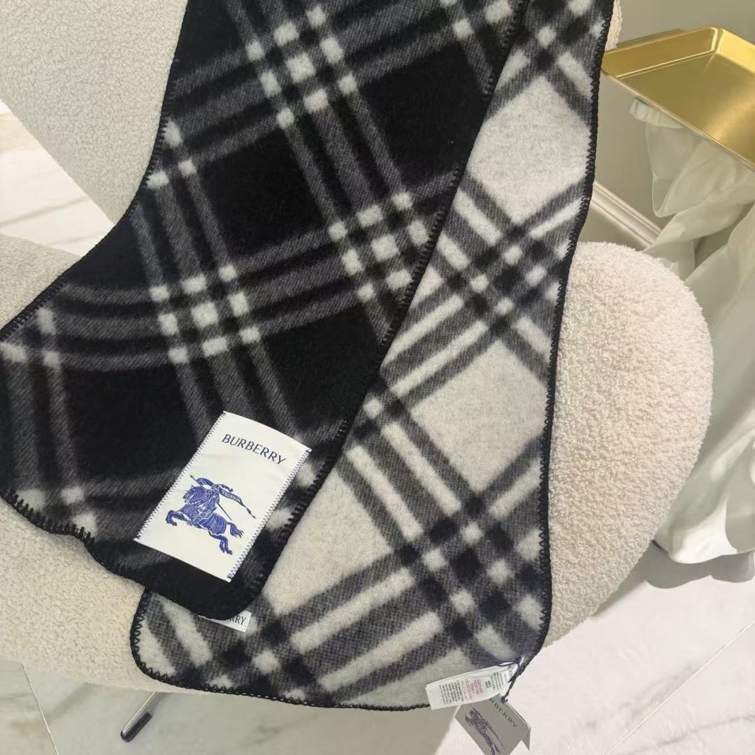 Burberry 搭配 绝绝子呀 美爆了的款 柜子一上市就售罄 排队都买不到的款 低调的奢侈感 这款Burberry围巾