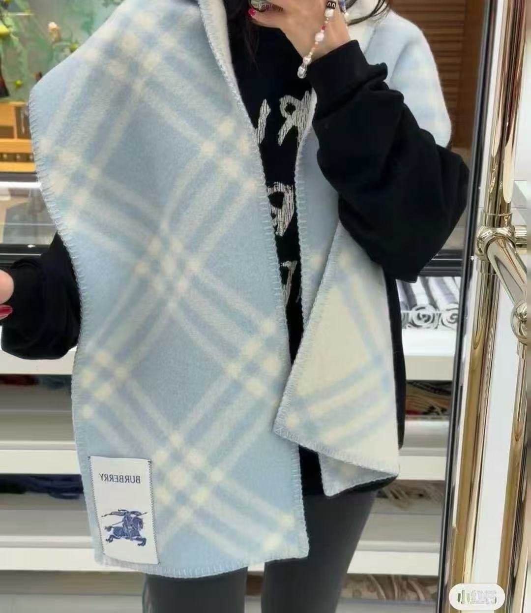 Burberry 搭配 绝绝子呀 美爆了的款 柜子一上市就售罄 排队都买不到的款 低调的奢侈感 这款Burberry围巾