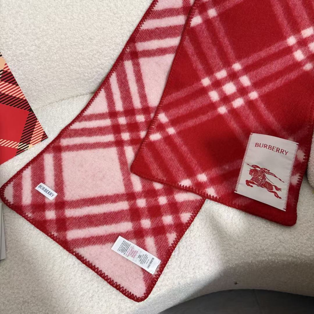 Burberry 搭配 绝绝子呀 美爆了的款 柜子一上市就售罄 排队都买不到的款 低调的奢侈感 这款Burberry围巾