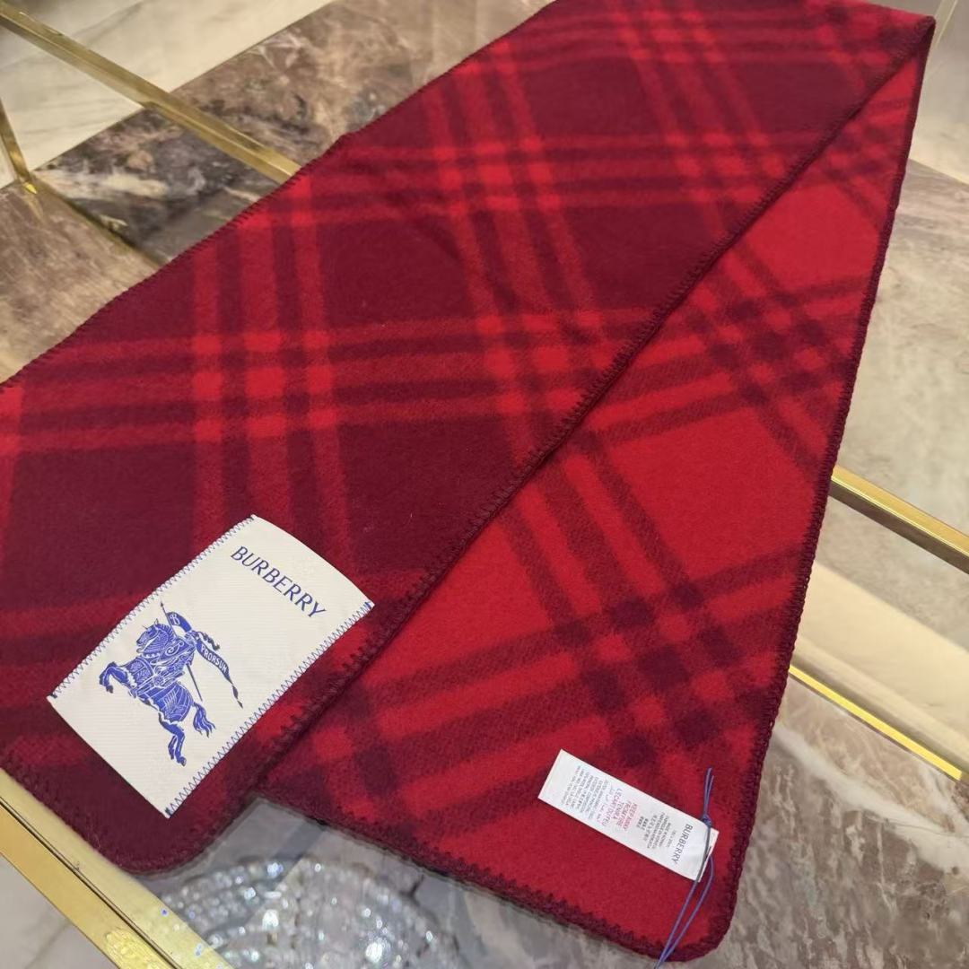 Burberry 搭配 绝绝子呀 美爆了的款 柜子一上市就售罄 排队都买不到的款 低调的奢侈感 这款Burberry围巾