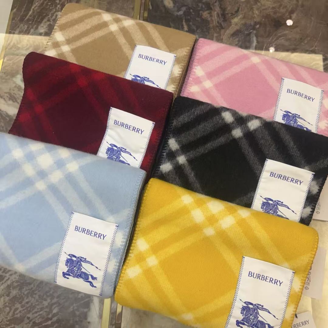 Burberry 搭配 绝绝子呀 美爆了的款 柜子一上市就售罄 排队都买不到的款 低调的奢侈感 这款Burberry围巾