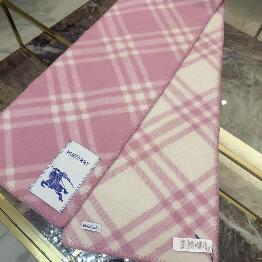 Burberry 搭配 绝绝子呀 美爆了的款 柜子一上市就售罄 排队都买不到的款 低调的奢侈感 这款Burberry围巾