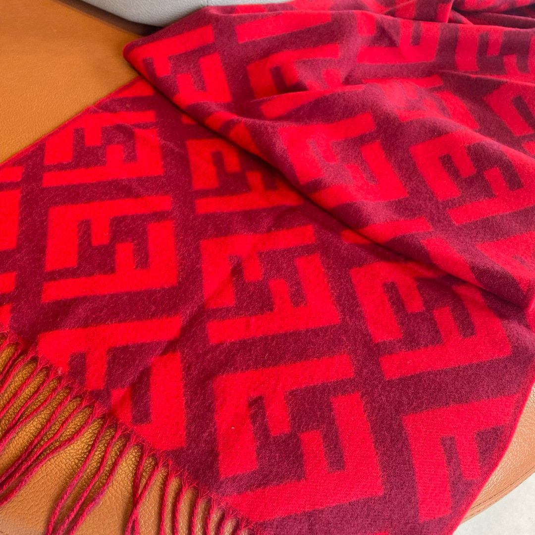 Fendi FENDI · 芬迪 最能碰撞出高级感 双F绝对是今年 圈最炙手可热的潮流风向标 最流行的老花FF元素风格